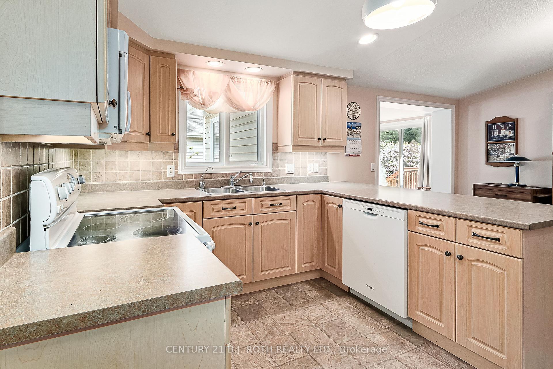 Photo 12 of 32 Illinois Crescent, Wasaga Beach — HOMEH
