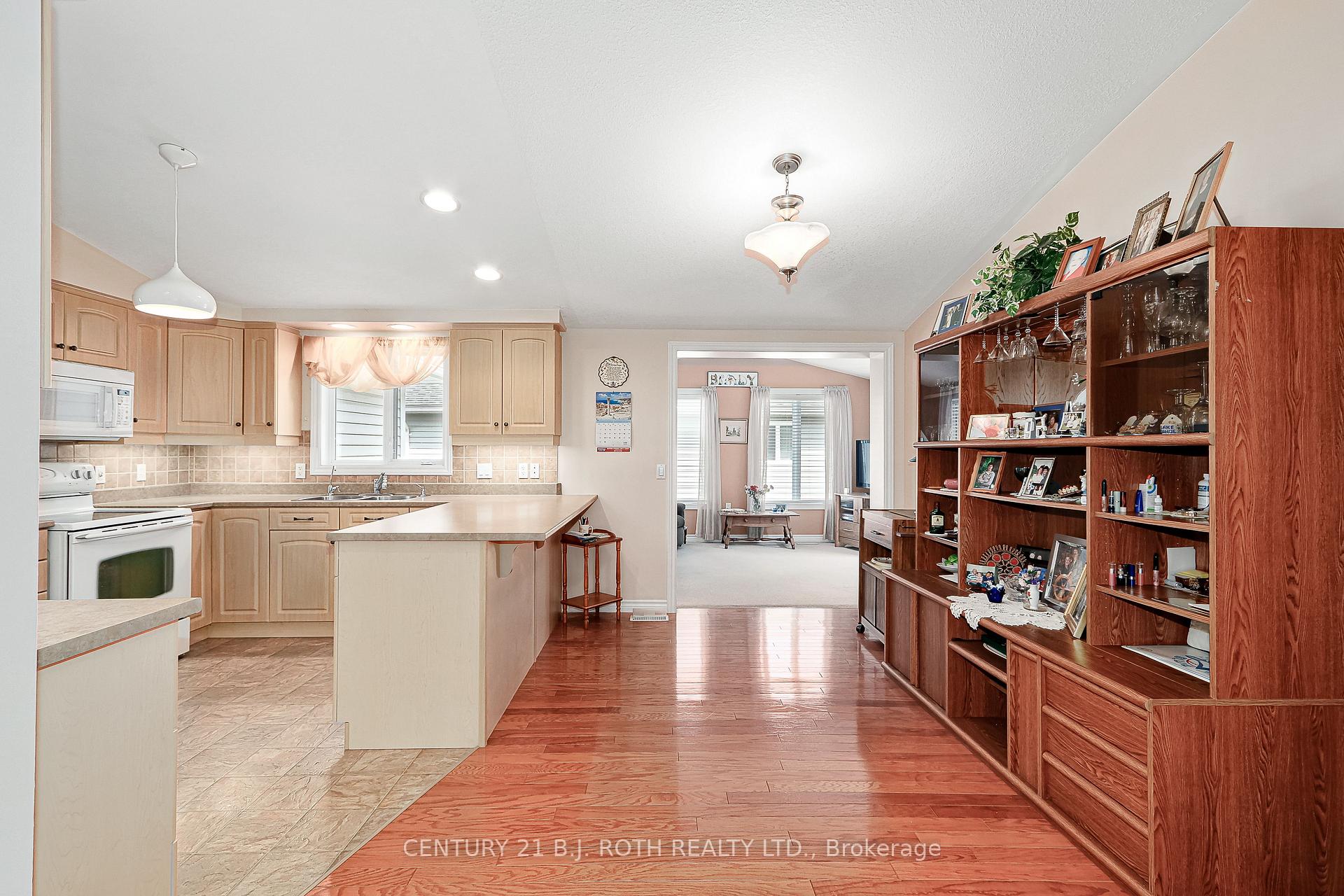 Photo 16 of 32 Illinois Crescent, Wasaga Beach — HOMEH