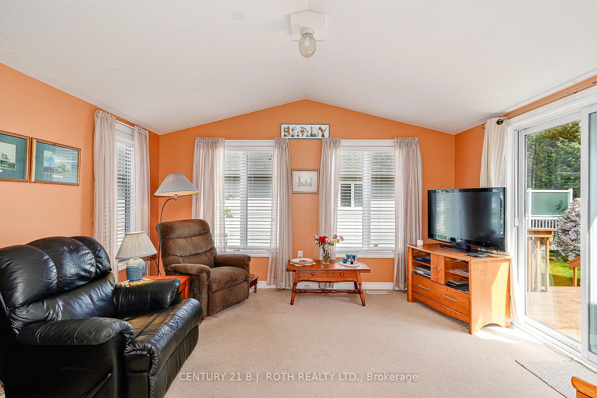 Photo 14 of 32 Illinois Crescent, Wasaga Beach — HOMEH