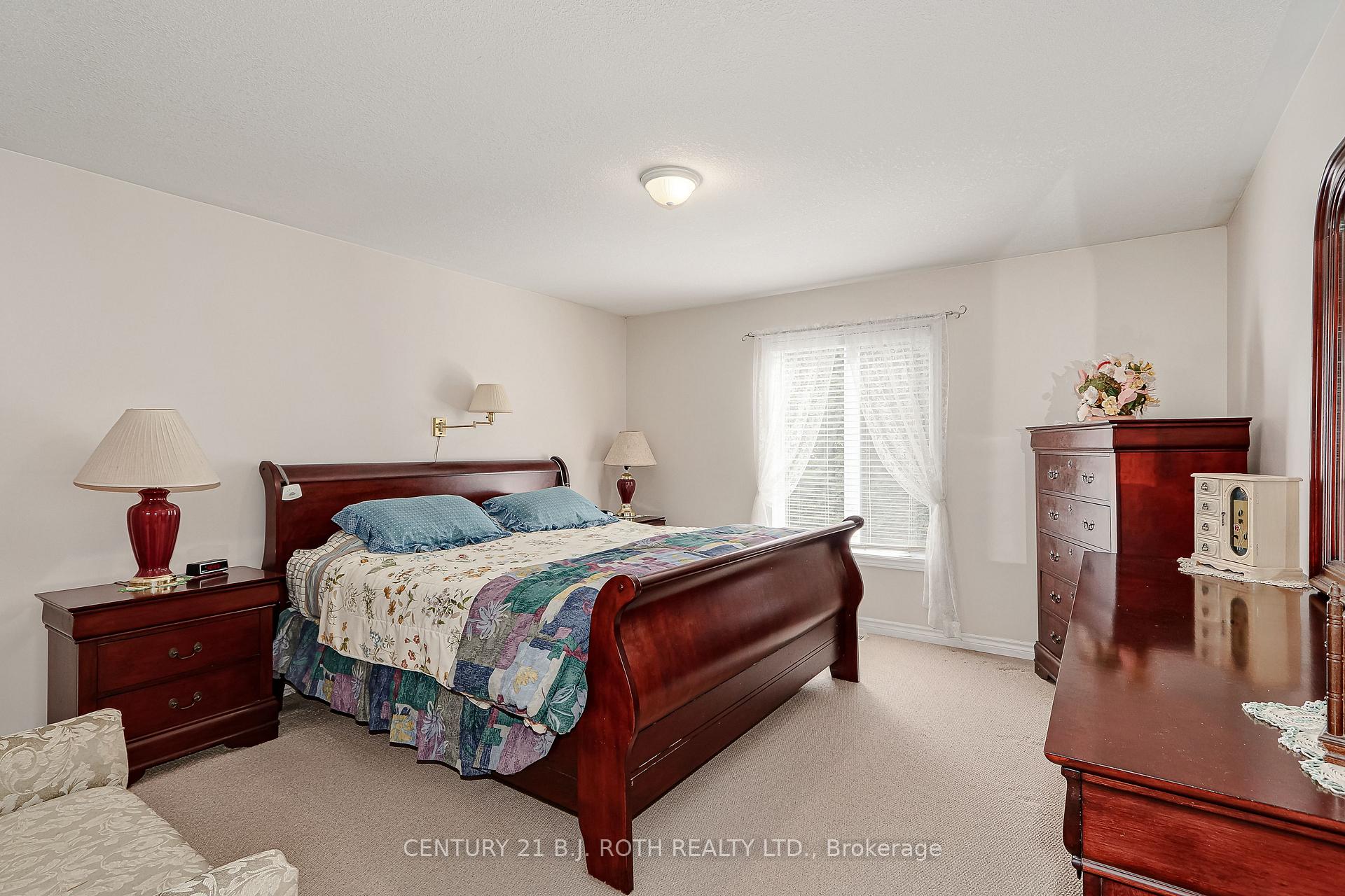Photo 13 of 32 Illinois Crescent, Wasaga Beach — HOMEH