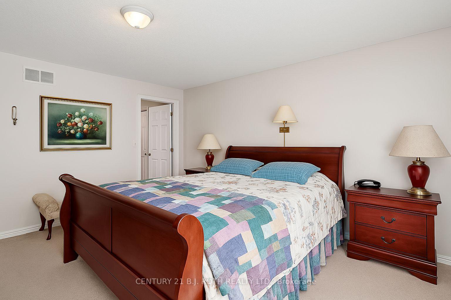 Photo 6 of 32 Illinois Crescent, Wasaga Beach — HOMEH