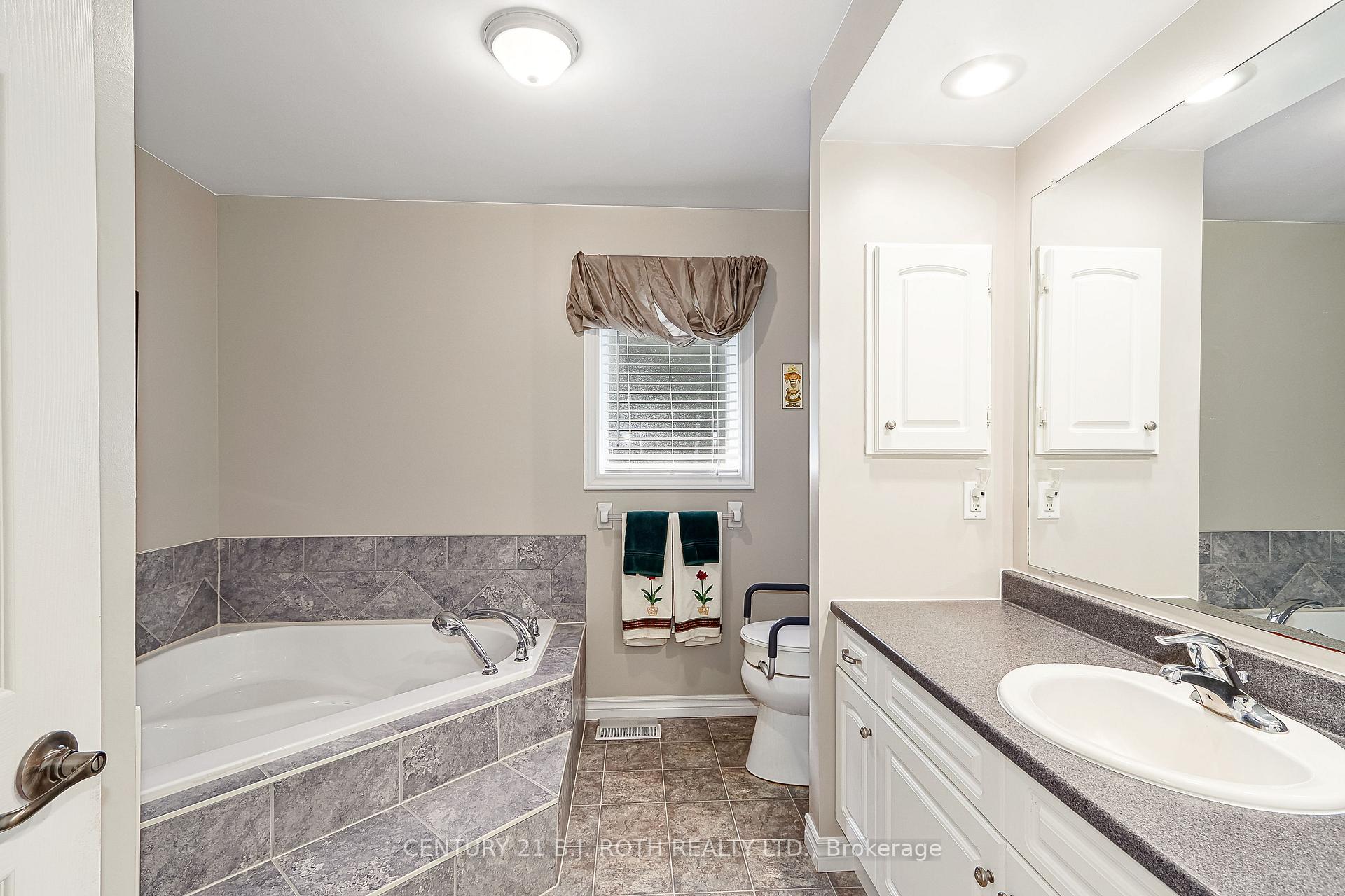 Photo 20 of 32 Illinois Crescent, Wasaga Beach — HOMEH
