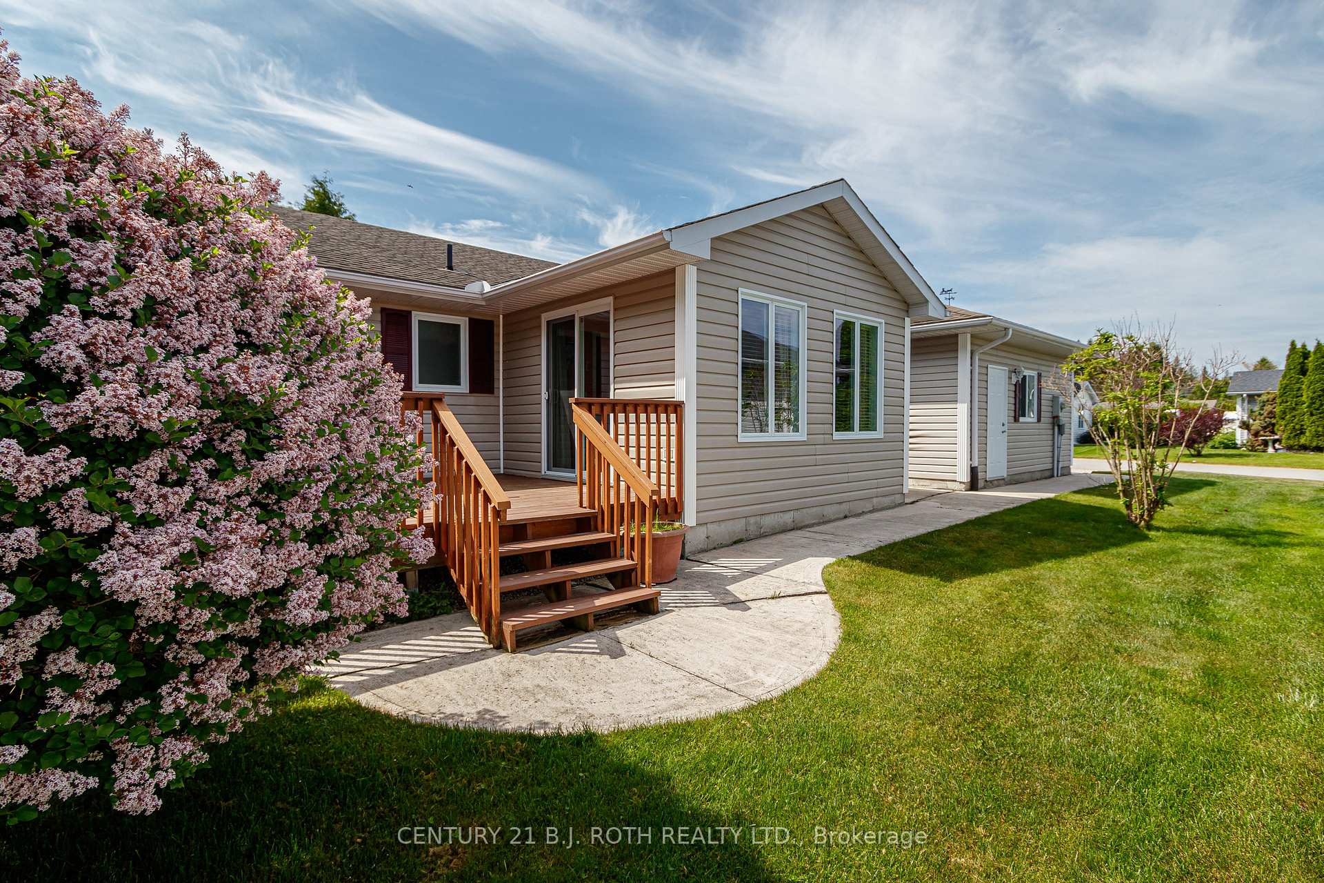 Photo 22 of 32 Illinois Crescent, Wasaga Beach — HOMEH