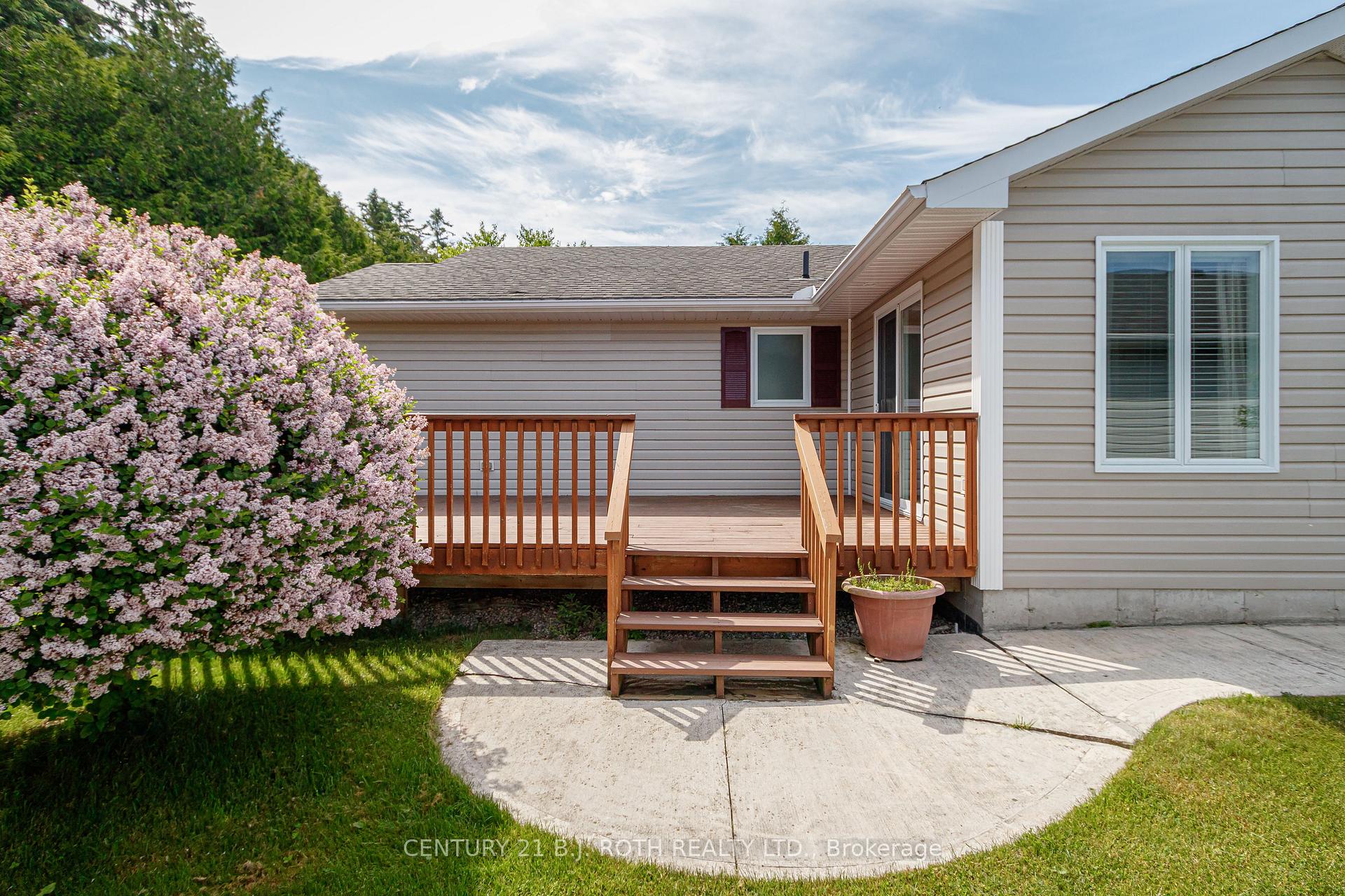 Photo 18 of 32 Illinois Crescent, Wasaga Beach — HOMEH