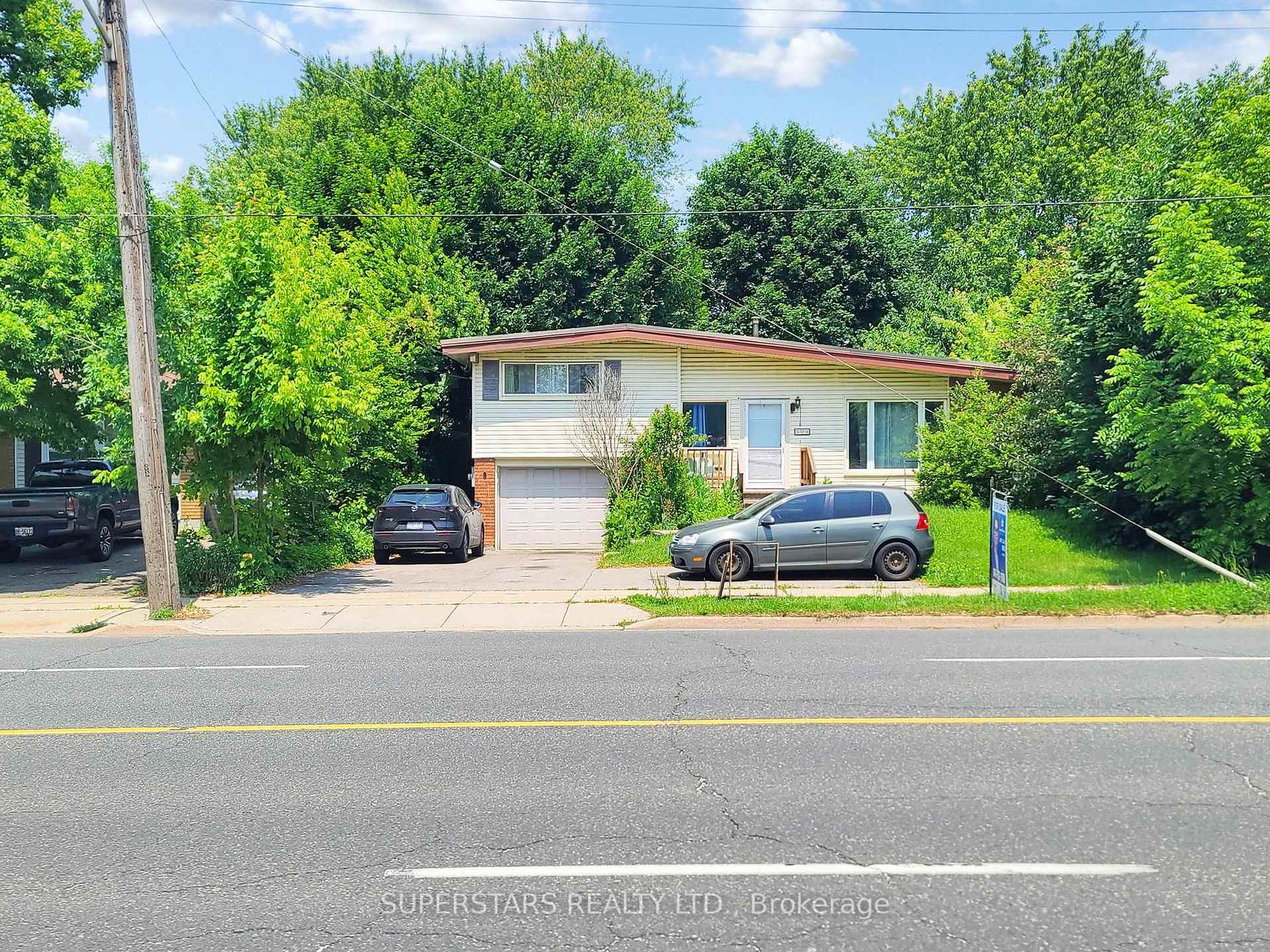 Front of 324 Mohawk Road W