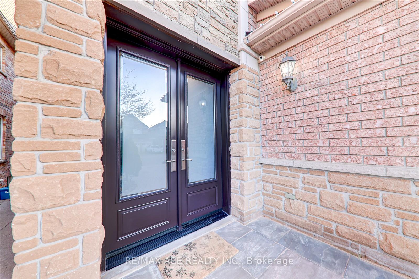 Photo 2 of 62 Saffron Crescent, Brampton, Bramalea North Industrial — HOMEH