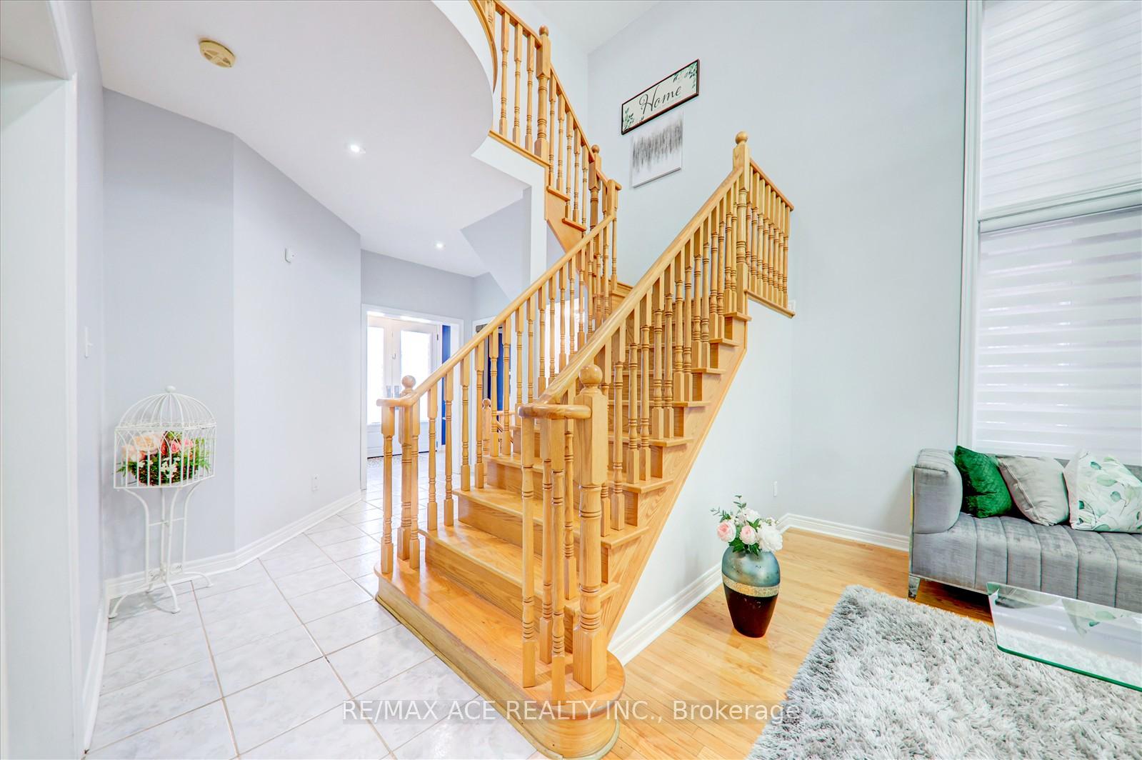 Photo 7 of 62 Saffron Crescent, Brampton, Bramalea North Industrial — HOMEH