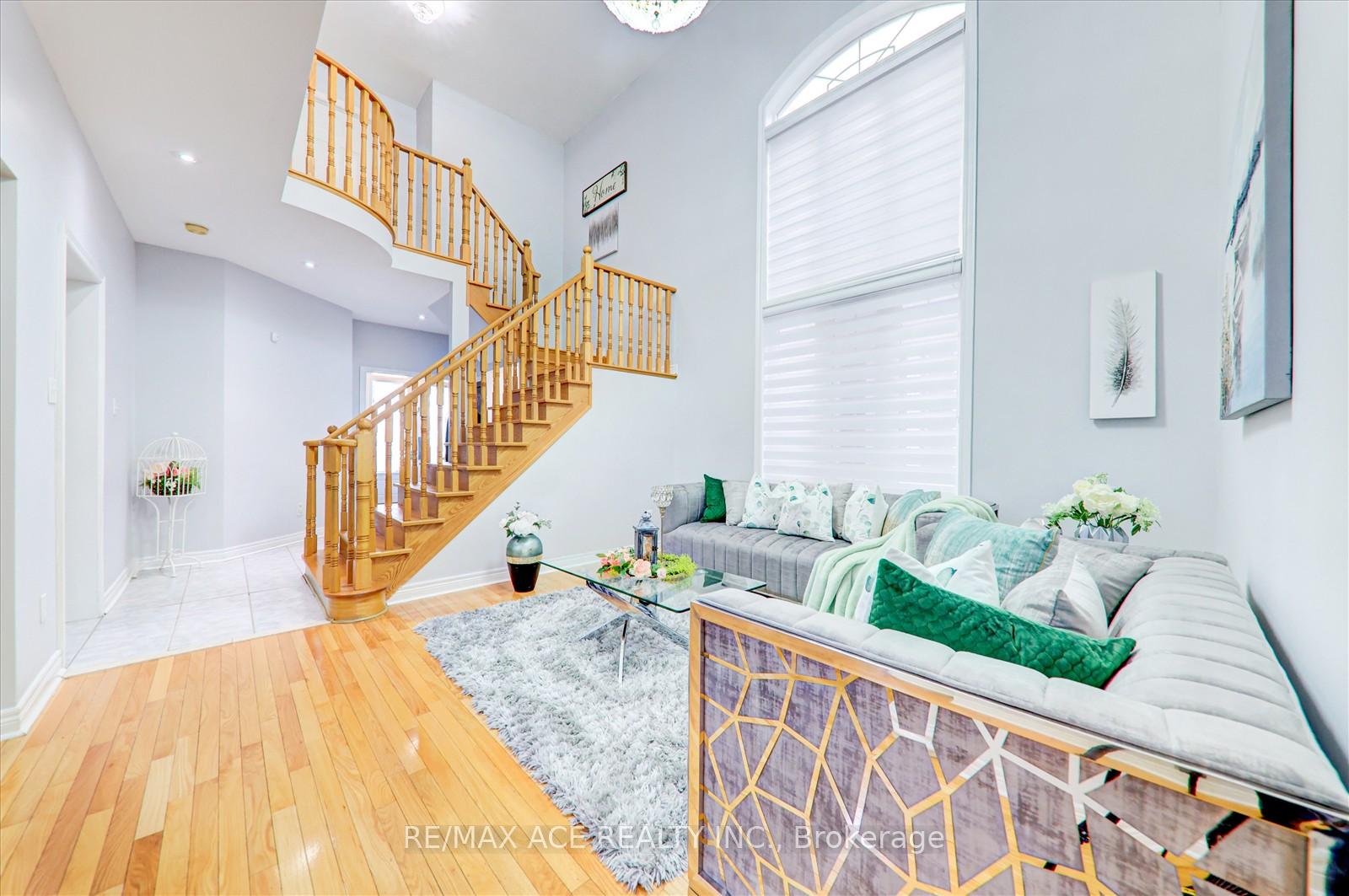 Photo 4 of 62 Saffron Crescent, Brampton, Bramalea North Industrial — HOMEH