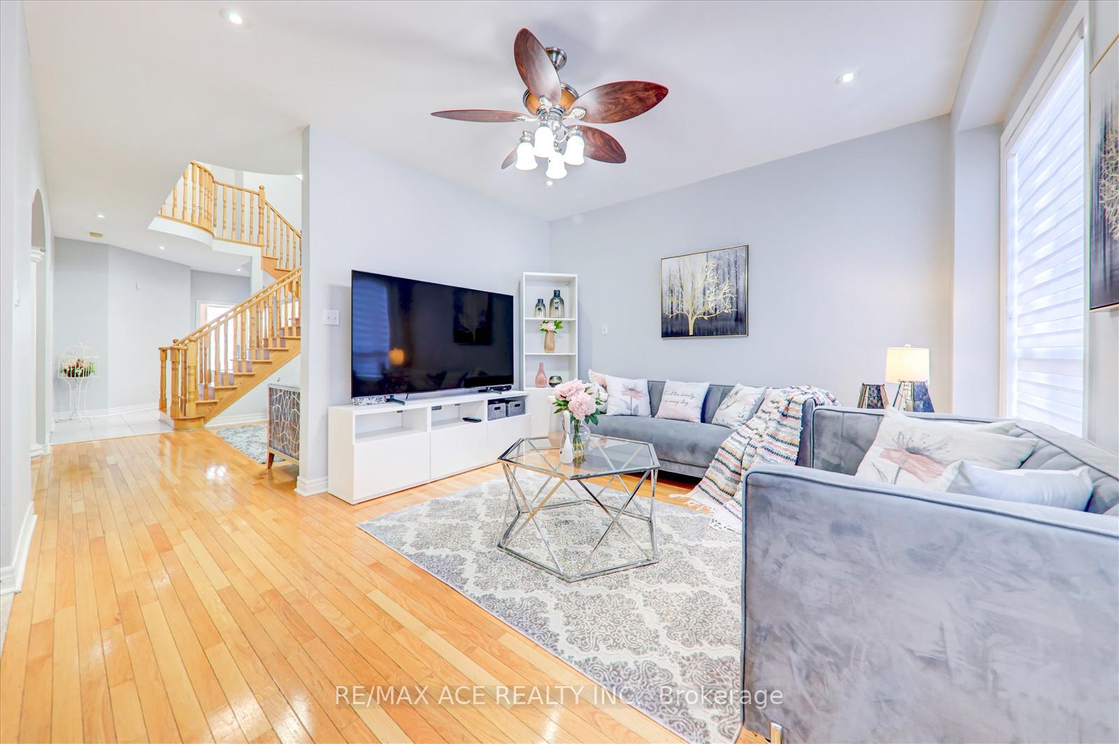 Photo 5 of 62 Saffron Crescent, Brampton, Bramalea North Industrial — HOMEH
