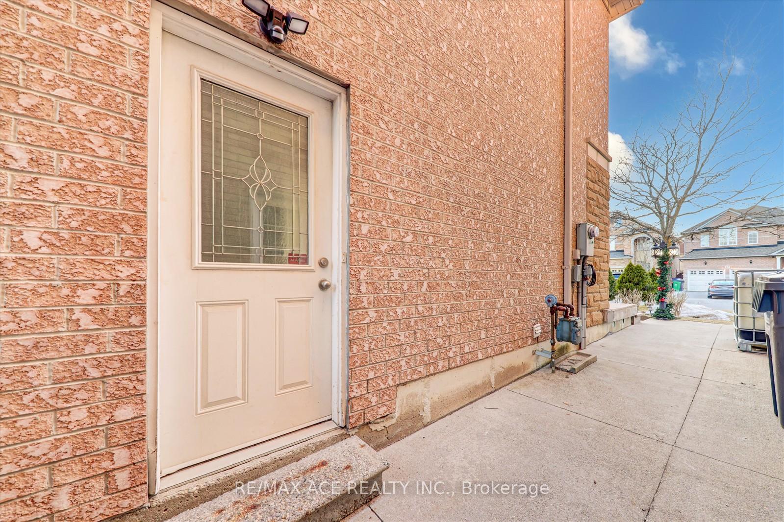 Photo 37 of 62 Saffron Crescent, Brampton, Bramalea North Industrial — HOMEH