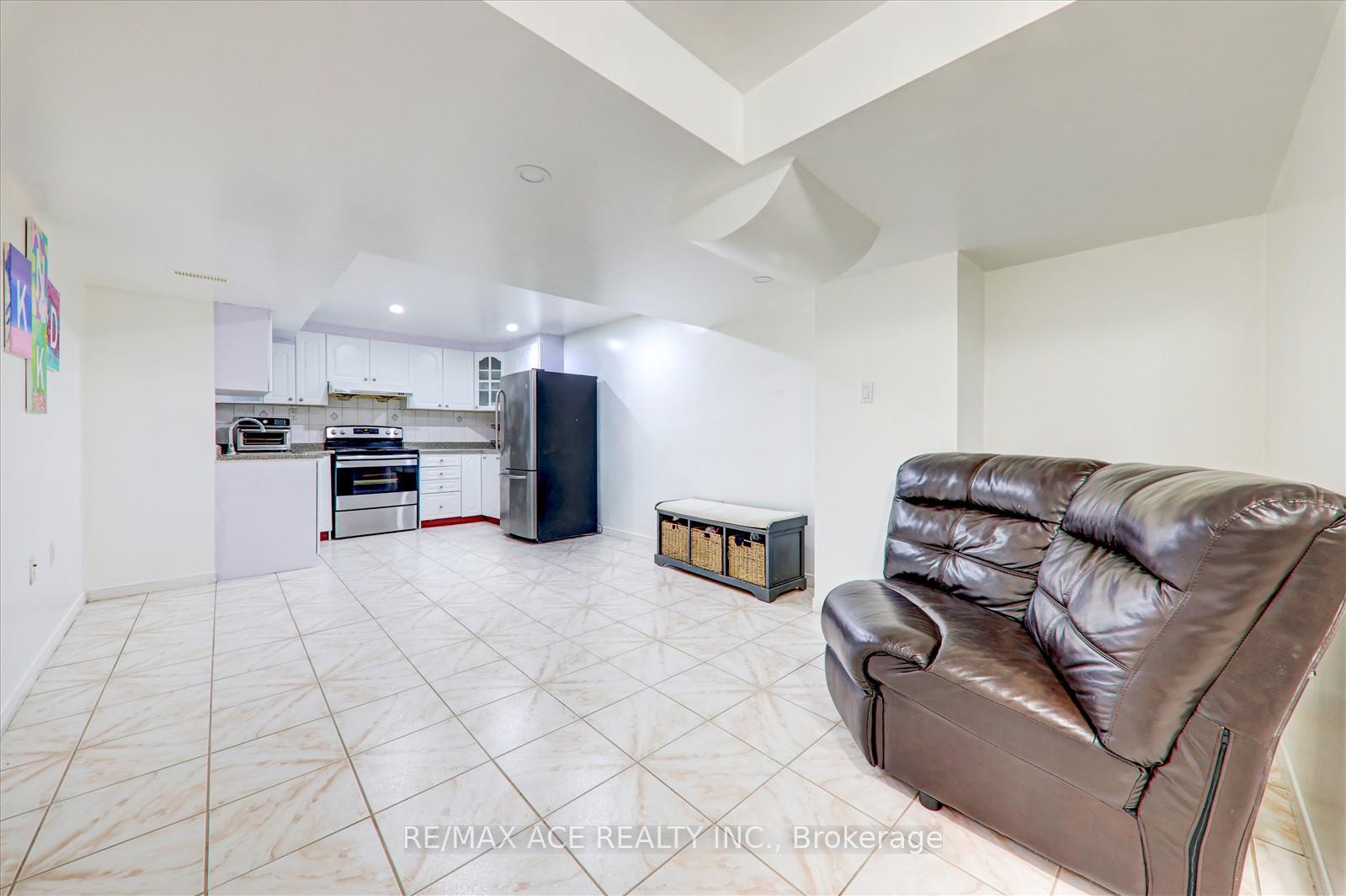 Photo 36 of 62 Saffron Crescent, Brampton, Bramalea North Industrial — HOMEH