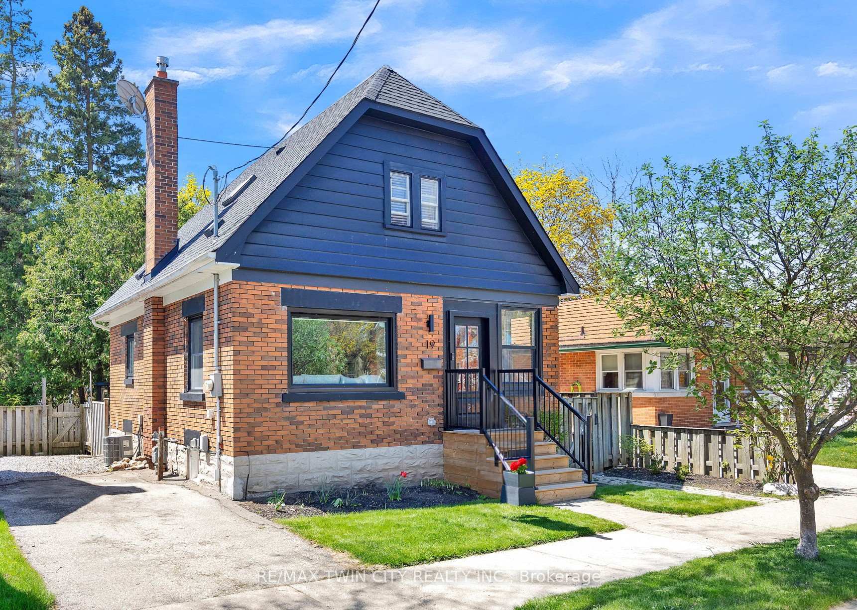 Front of 19 Dunbar Road N