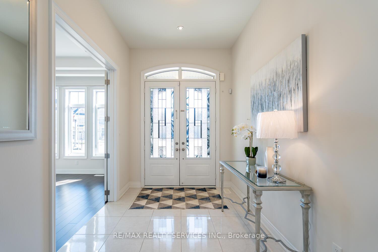 Photo 4 of 945 Pondcliffe Court, Kitchener — HOMEH