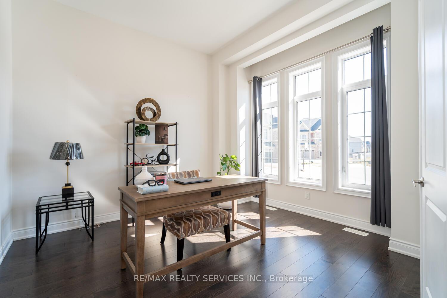 Photo 5 of 945 Pondcliffe Court, Kitchener — HOMEH