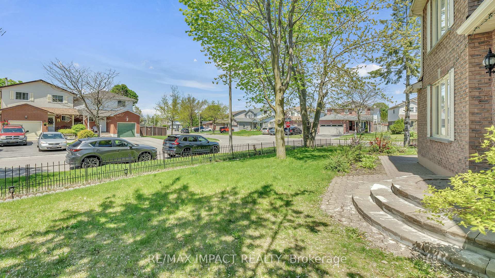 Photo 7 of 1 Beechnut Crescent, Clarington, Courtice — HOMEH