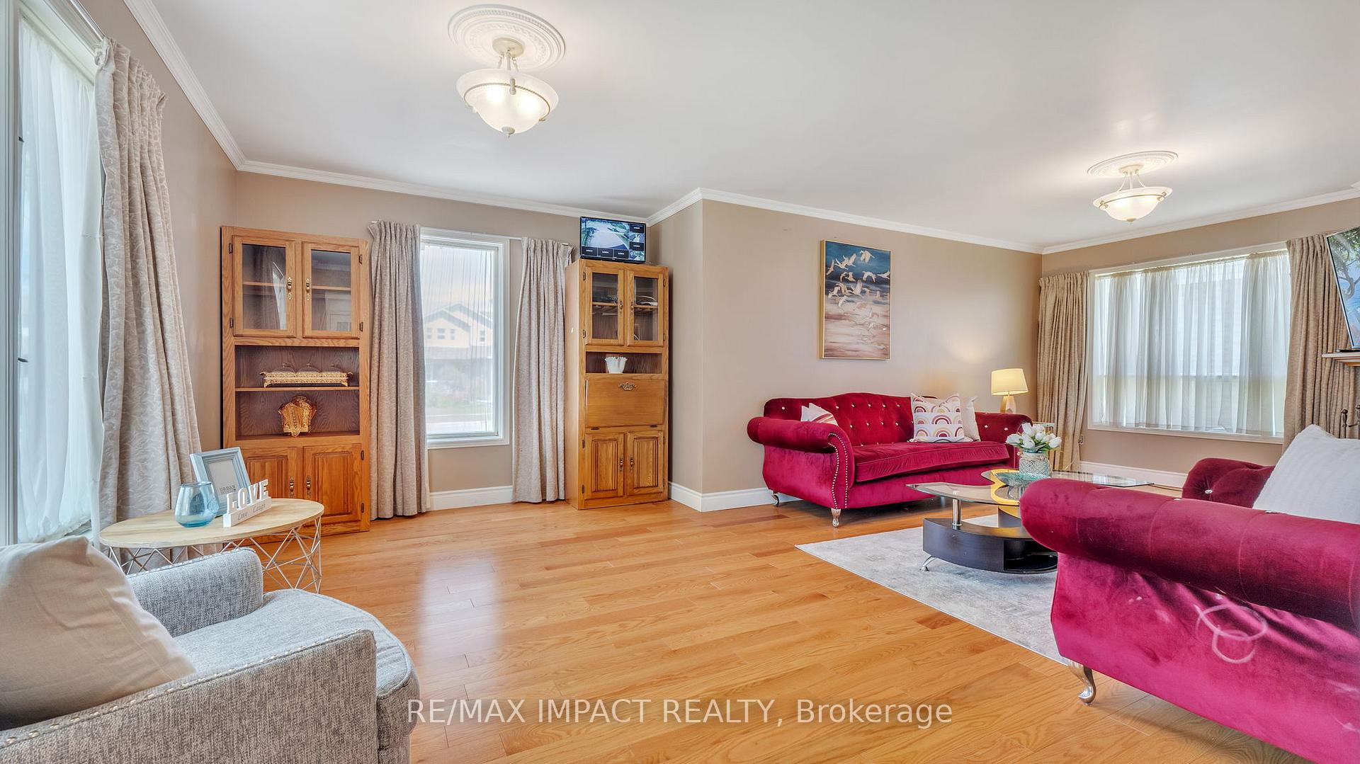 Photo 10 of 1 Beechnut Crescent, Clarington, Courtice — HOMEH