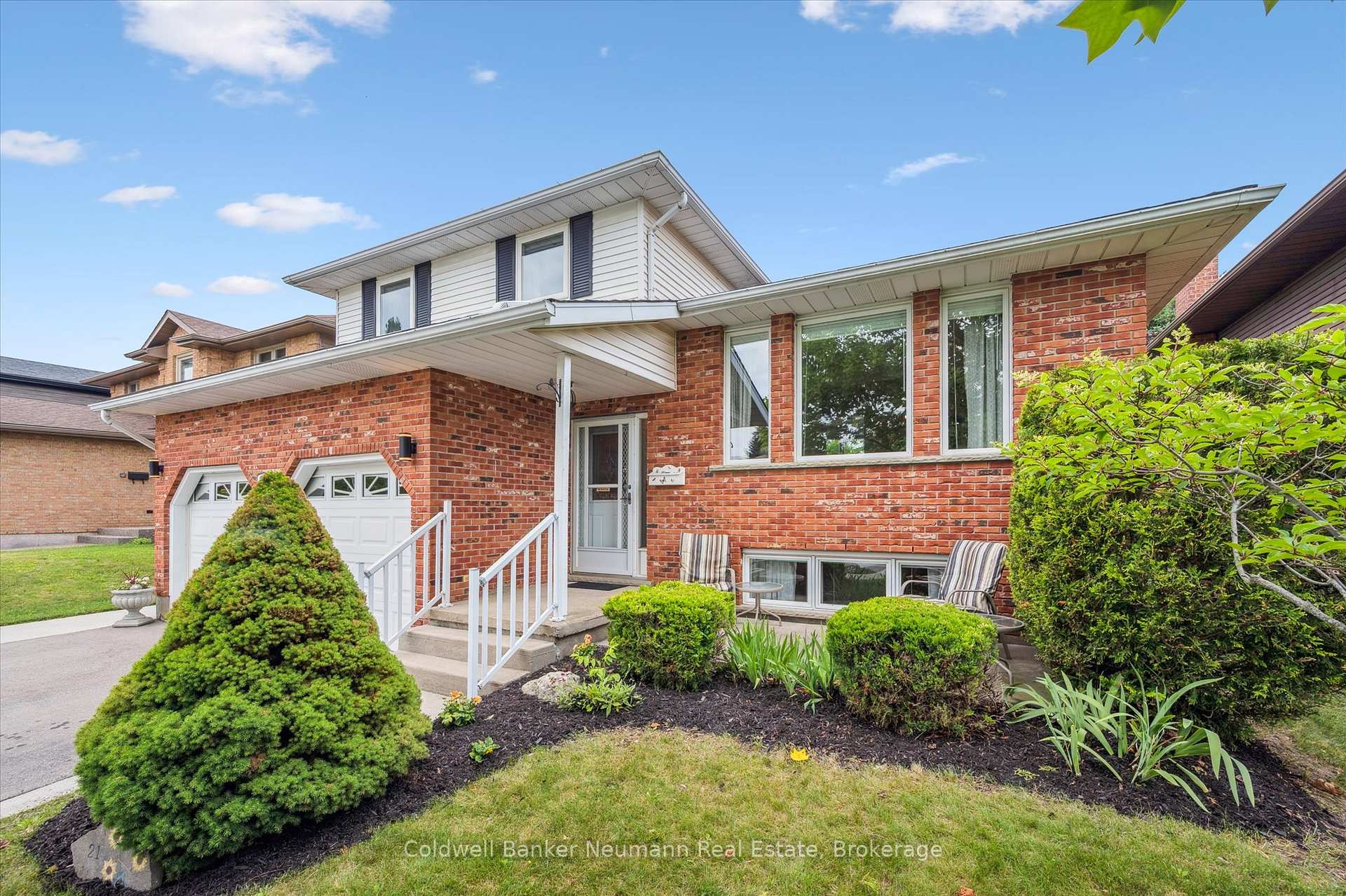Photo 2 of 21 Old Colony Trail, Guelph, Kortright Hills — HOMEH