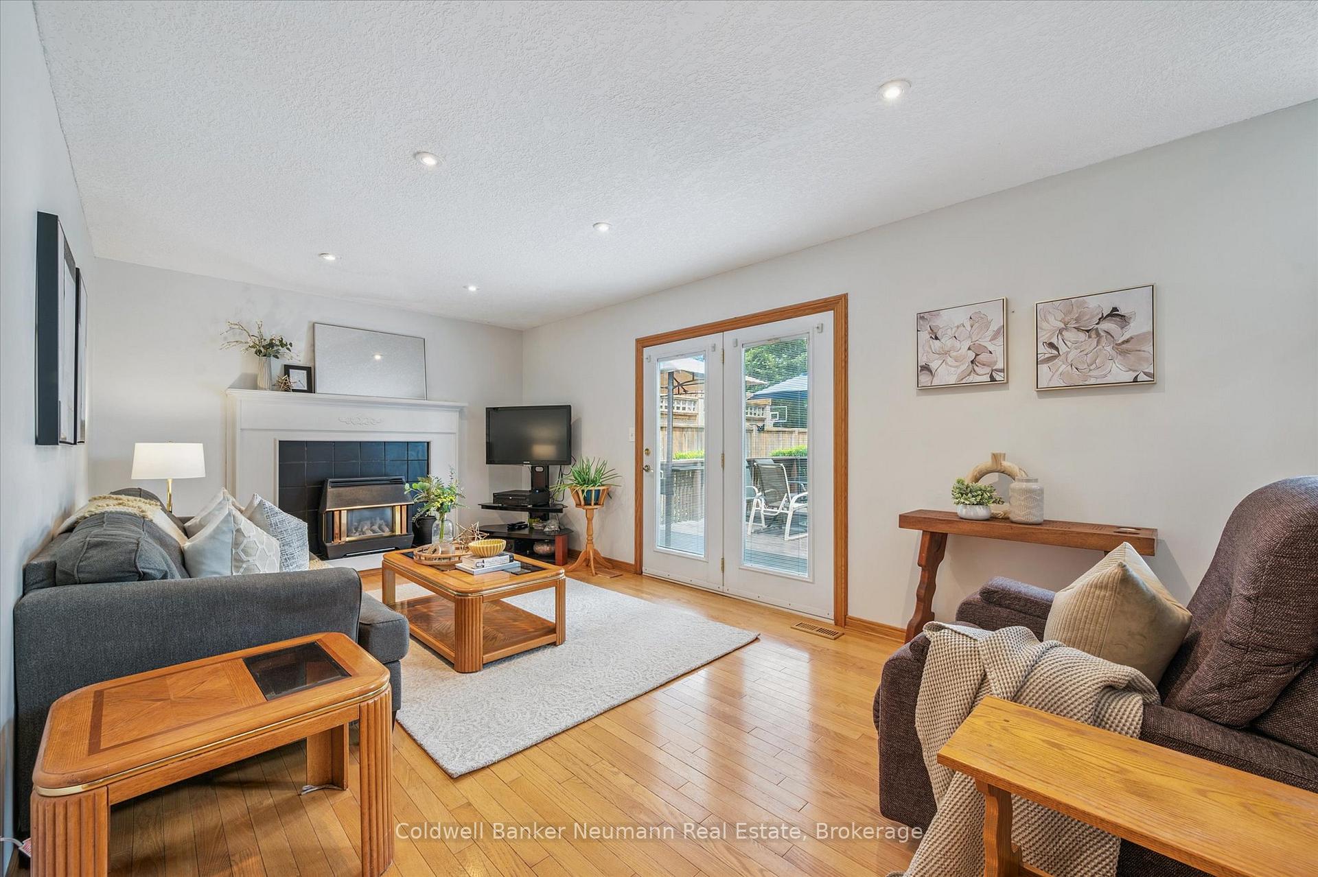 Photo 5 of 21 Old Colony Trail, Guelph, Kortright Hills — HOMEH