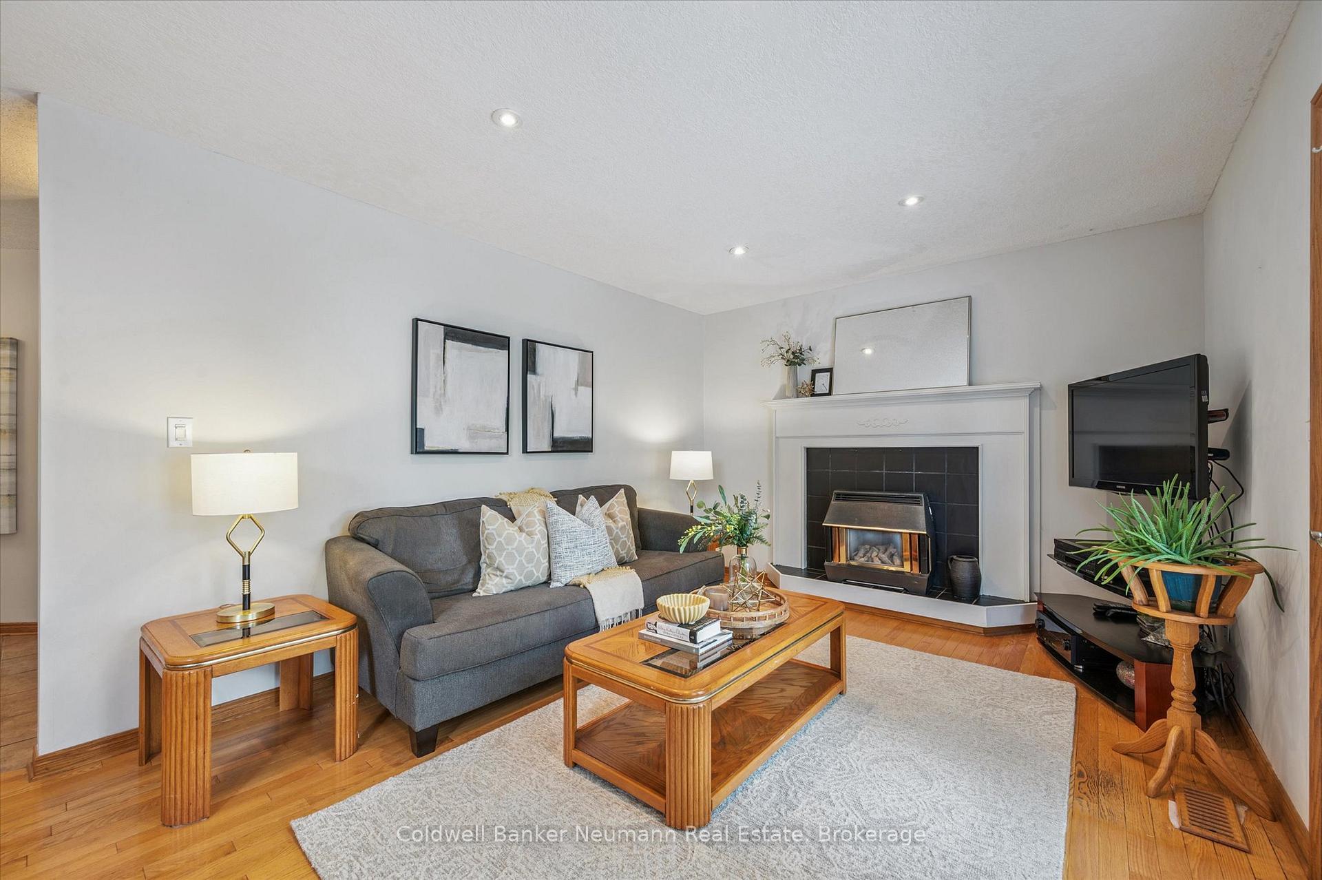 Photo 6 of 21 Old Colony Trail, Guelph, Kortright Hills — HOMEH
