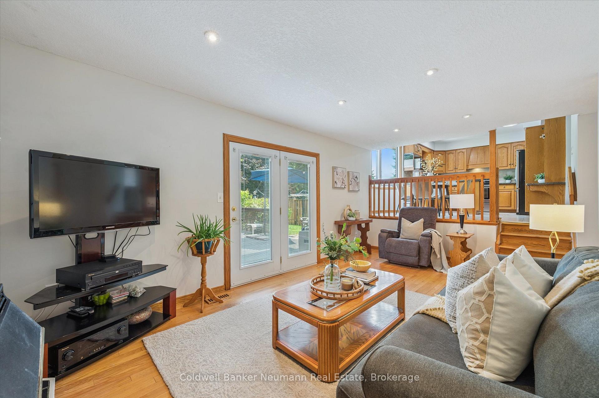 Photo 7 of 21 Old Colony Trail, Guelph, Kortright Hills — HOMEH