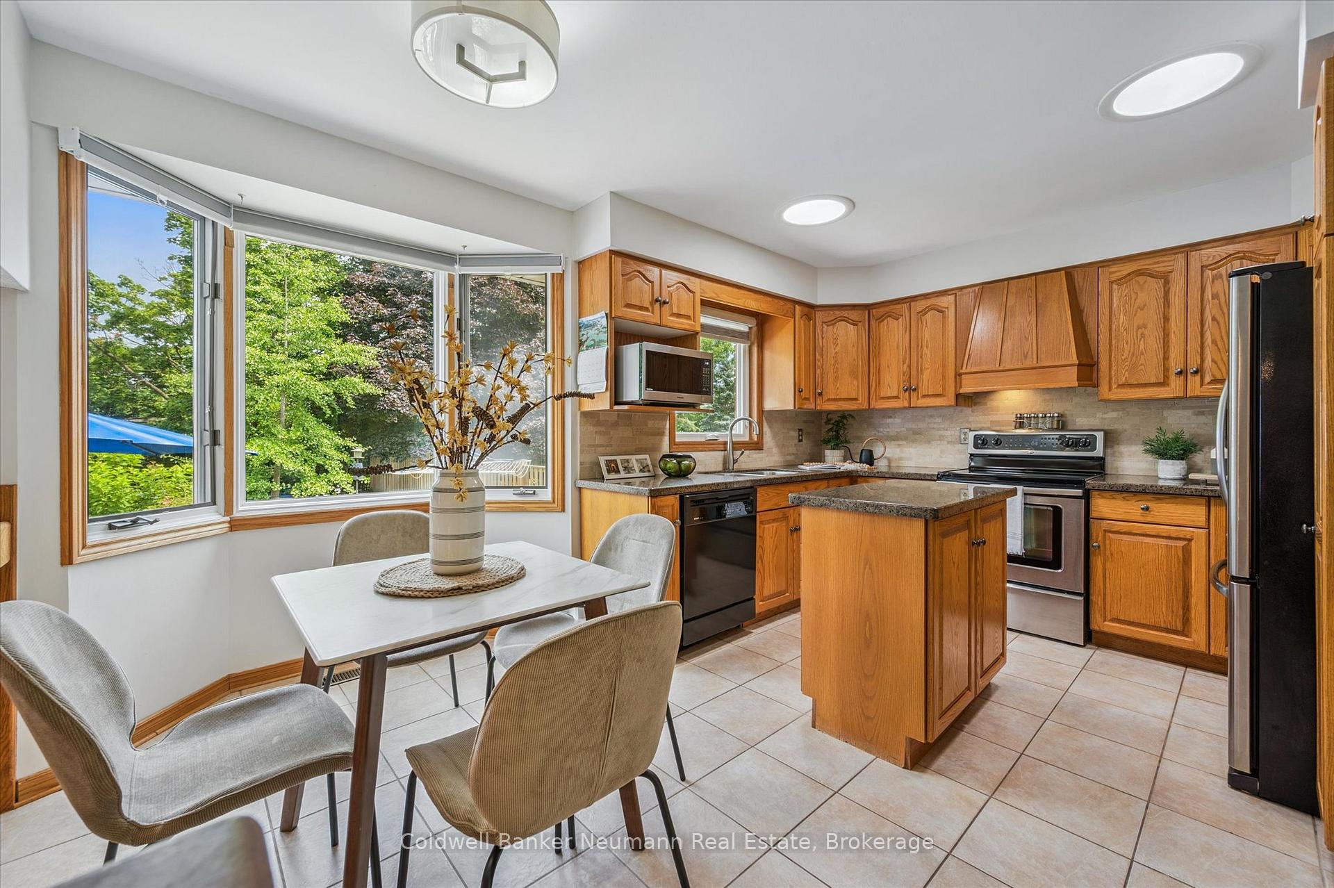 Photo 8 of 21 Old Colony Trail, Guelph, Kortright Hills — HOMEH