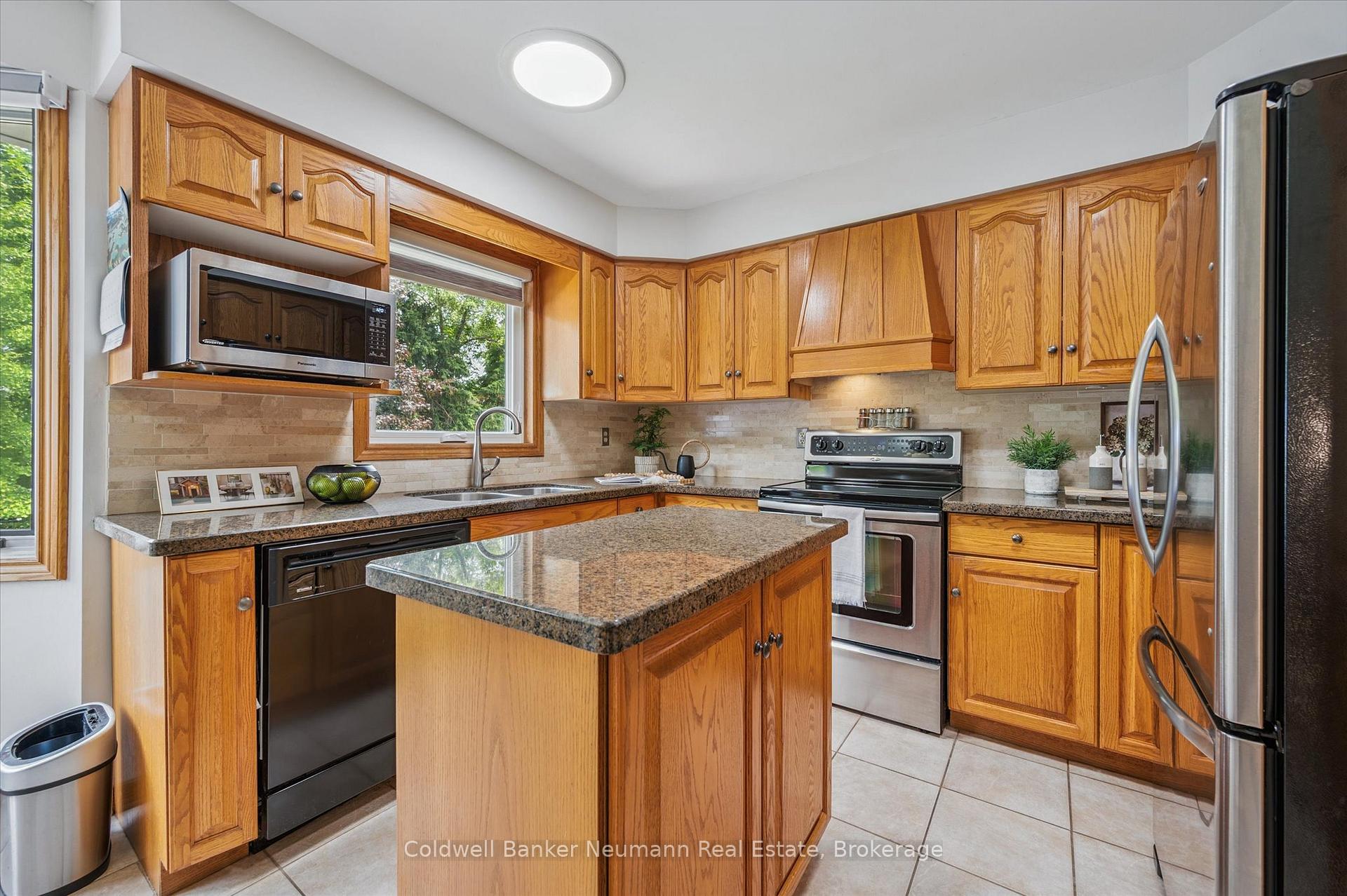 Photo 10 of 21 Old Colony Trail, Guelph, Kortright Hills — HOMEH