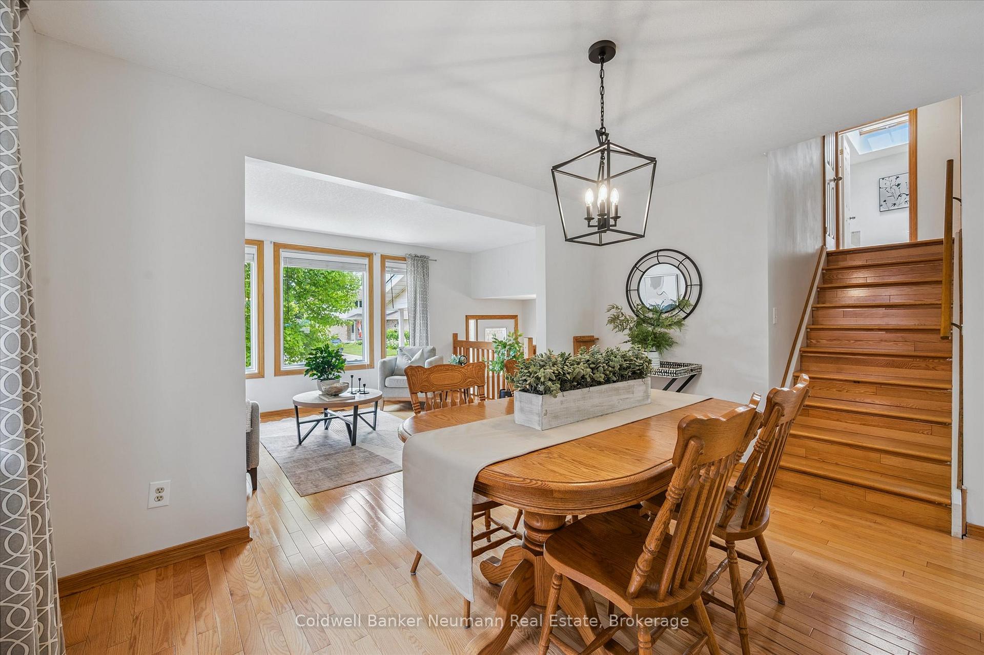 Photo 13 of 21 Old Colony Trail, Guelph, Kortright Hills — HOMEH