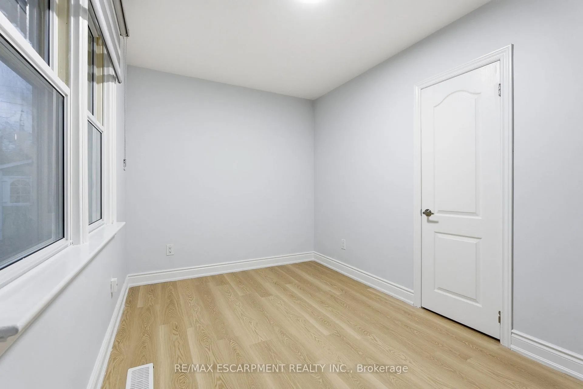 Photo 106 of 3 Algonquin Avenue, Hamilton, Rural Flamborough — HOMEH