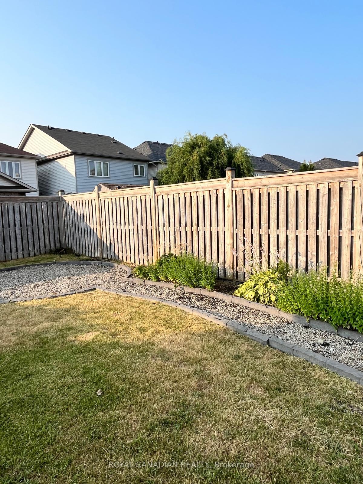 Photo 9 of 181 Bathgate Crescent E, Clarington, Courtice — HOMEH