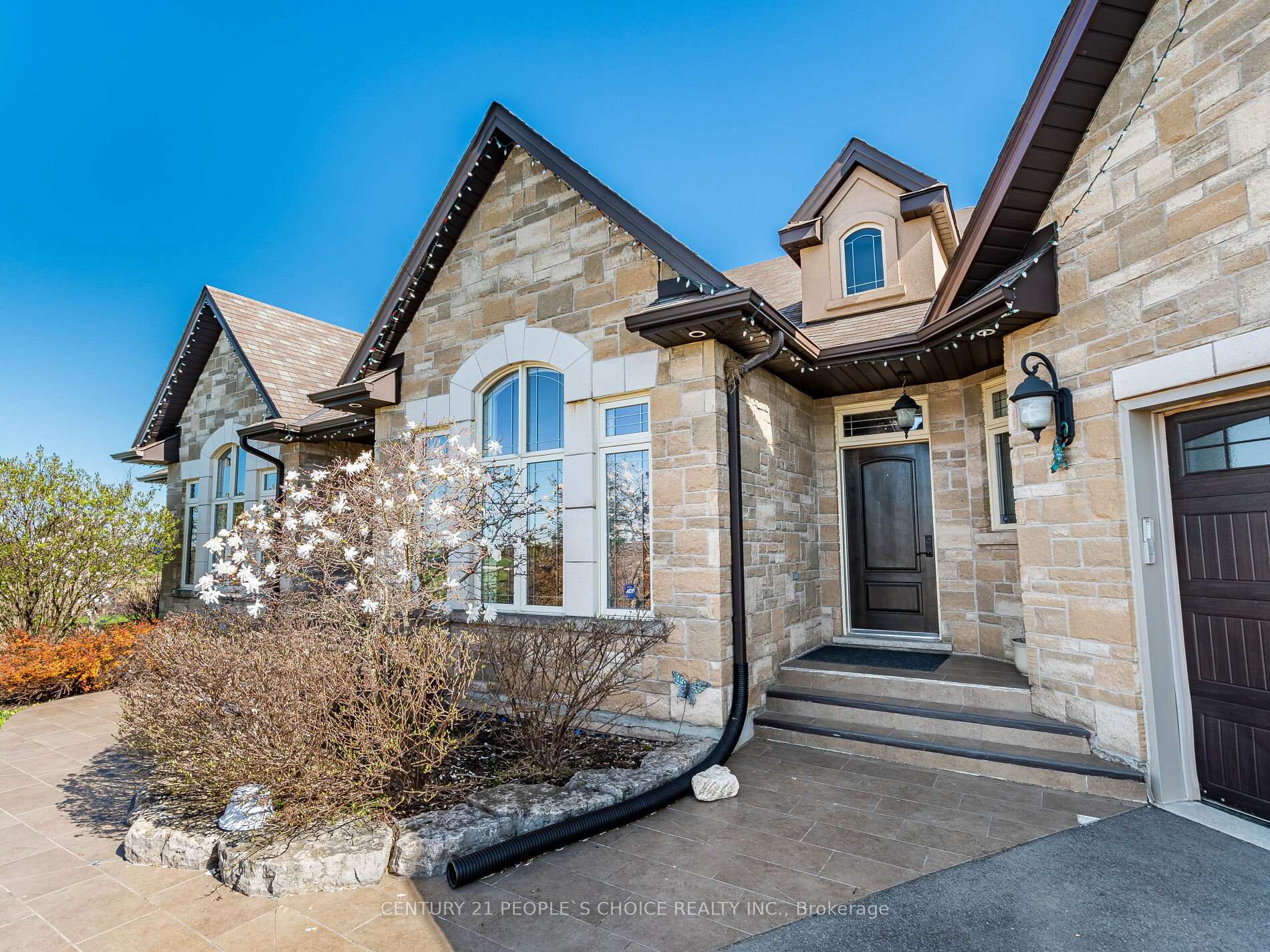Photo 3 of 191 Kemp Road E, Grimsby, Grimsby Escarpment — HOMEH