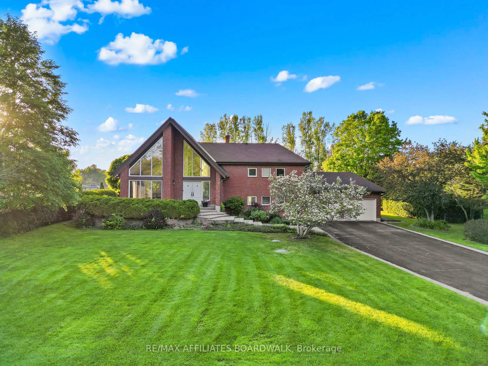 Photo 2 of 1700 Lakeshore Drive, Ottawa, Greely — HOMEH