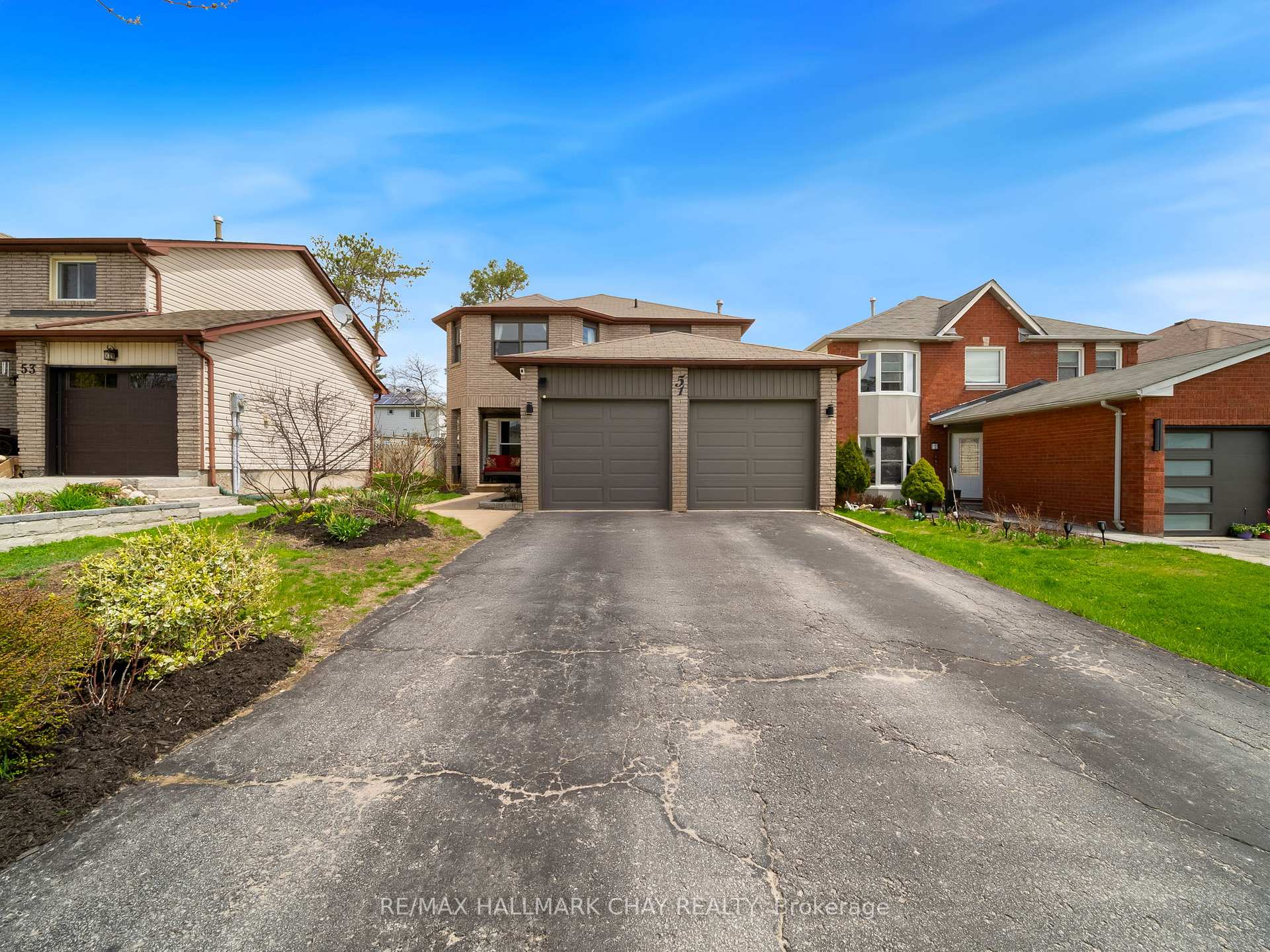 Photo 2 of 51 Shakespeare Crescent, Barrie, Letitia Heights — HOMEH