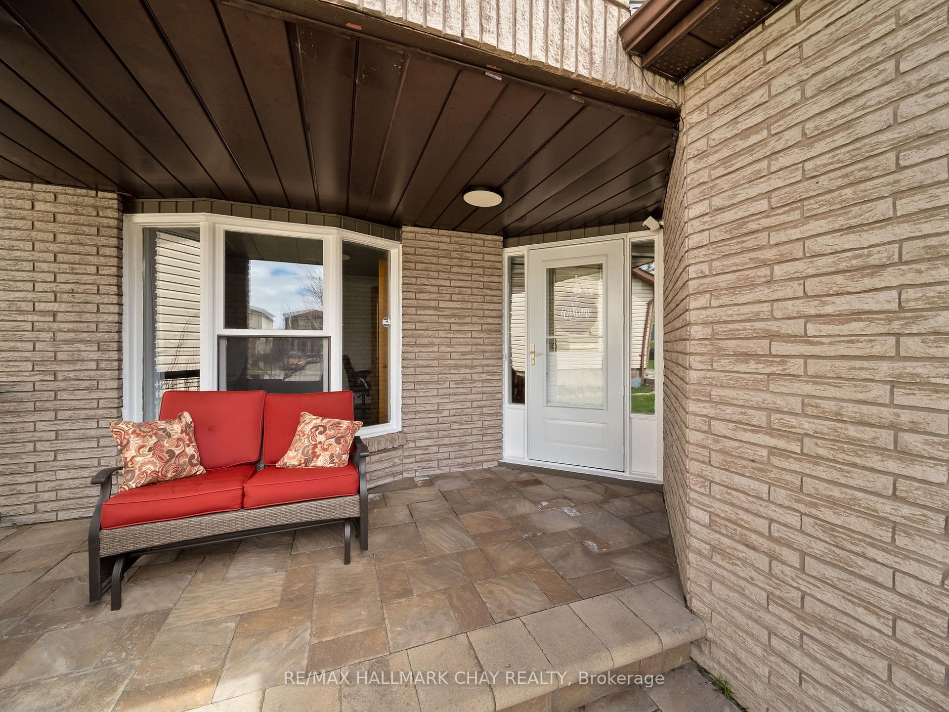 Photo 3 of 51 Shakespeare Crescent, Barrie, Letitia Heights — HOMEH