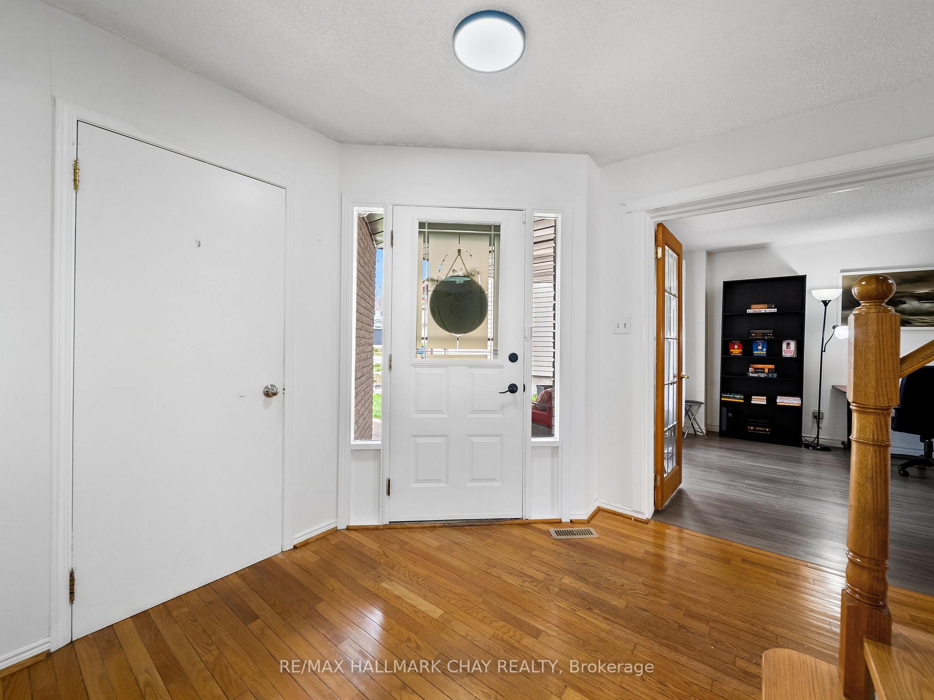 Photo 5 of 51 Shakespeare Crescent, Barrie, Letitia Heights — HOMEH