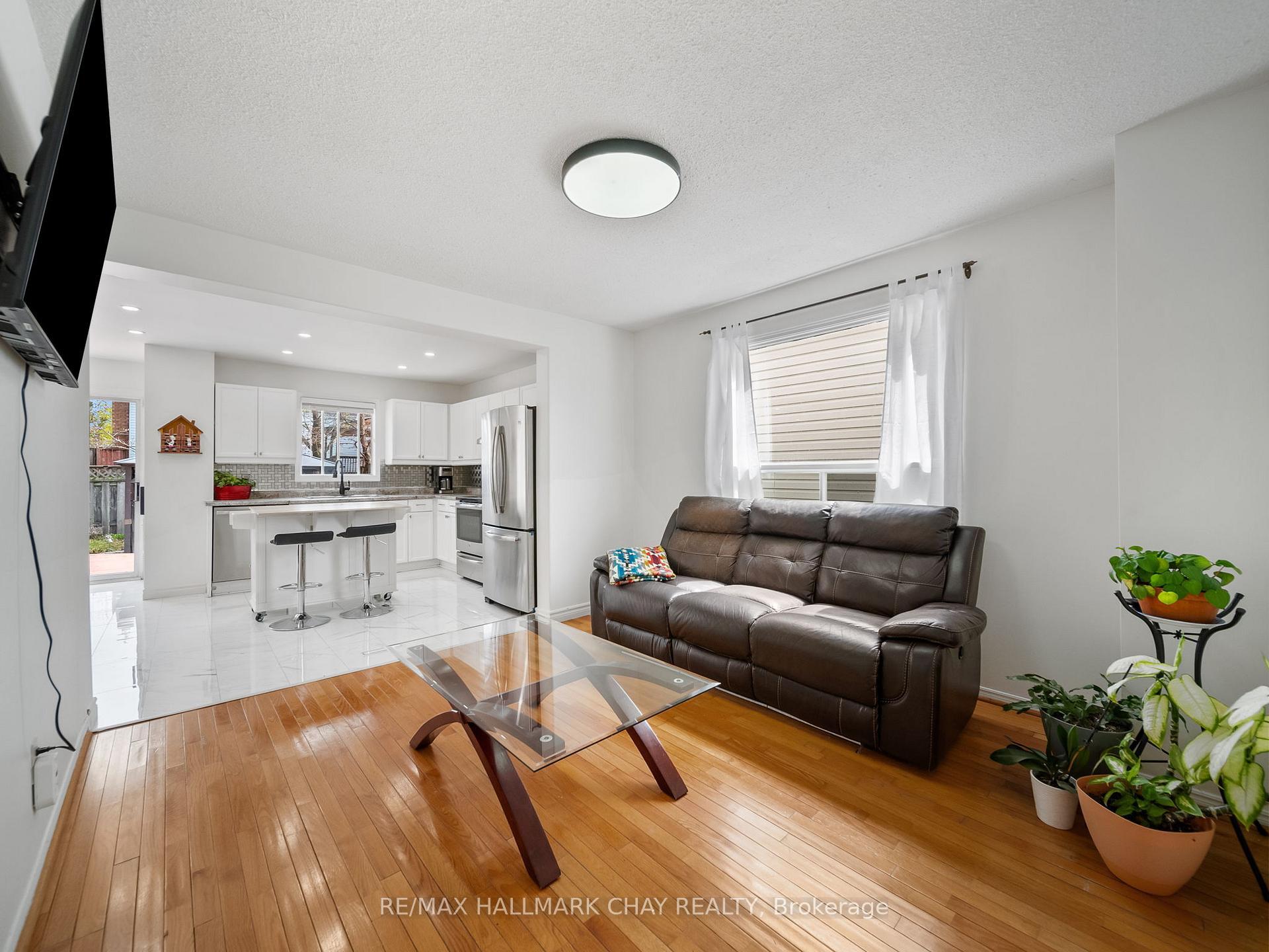 Photo 8 of 51 Shakespeare Crescent, Barrie, Letitia Heights — HOMEH