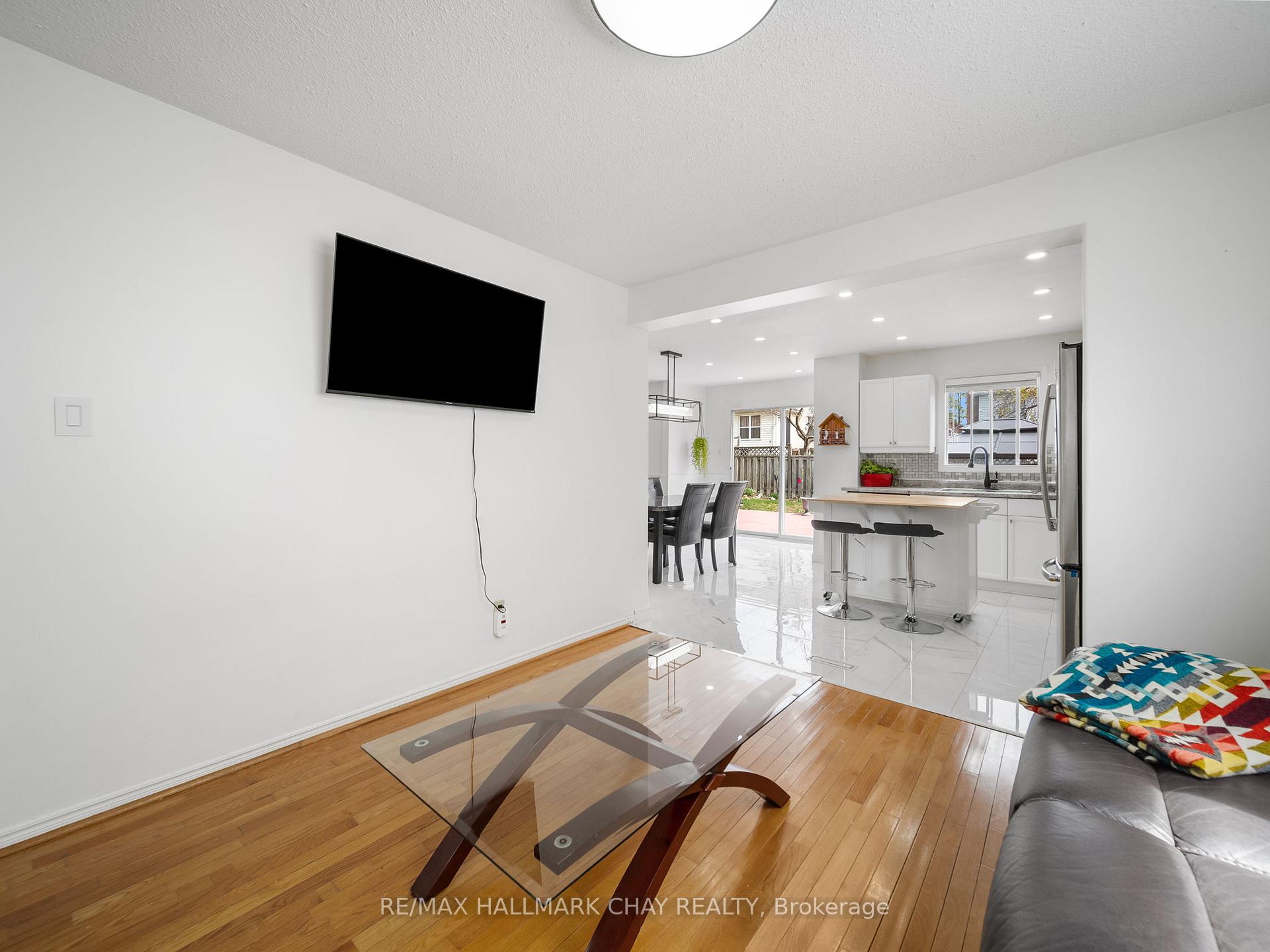 Photo 9 of 51 Shakespeare Crescent, Barrie, Letitia Heights — HOMEH