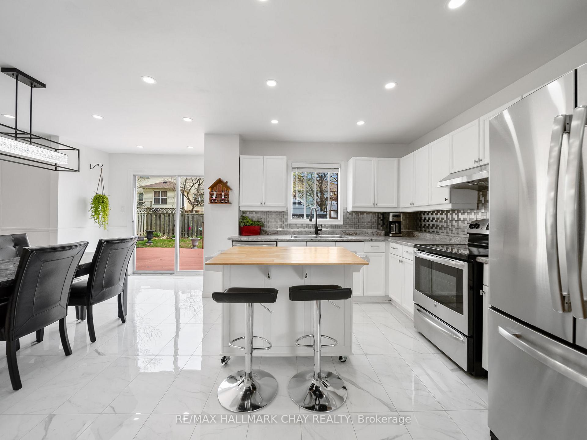 Photo 11 of 51 Shakespeare Crescent, Barrie, Letitia Heights — HOMEH