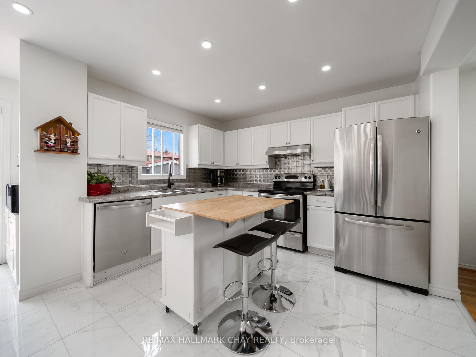 Photo 12 of 51 Shakespeare Crescent, Barrie, Letitia Heights — HOMEH