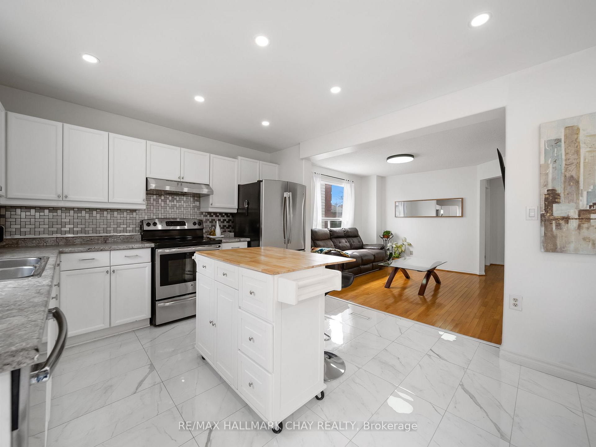 Photo 13 of 51 Shakespeare Crescent, Barrie, Letitia Heights — HOMEH