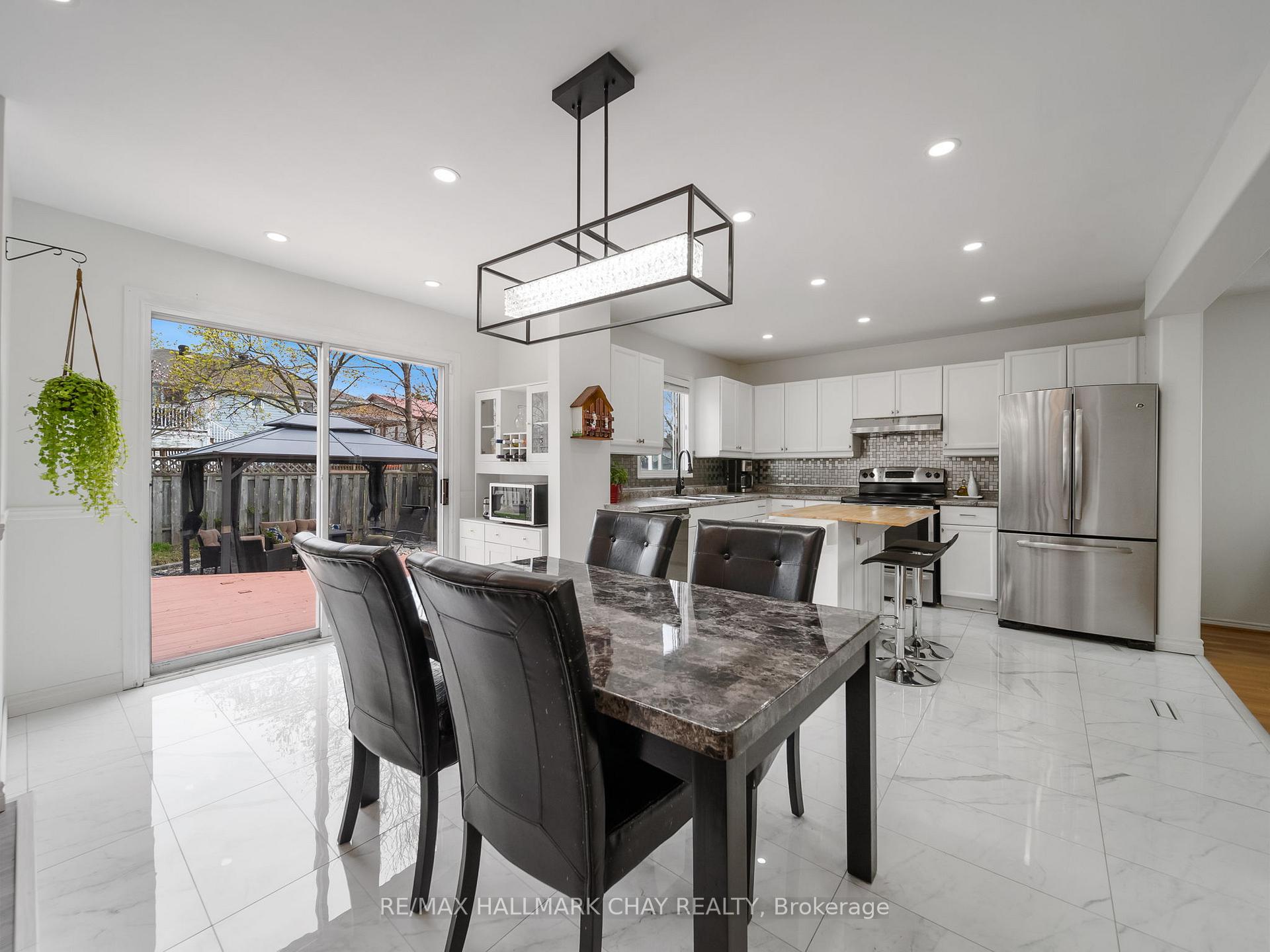 Photo 17 of 51 Shakespeare Crescent, Barrie, Letitia Heights — HOMEH