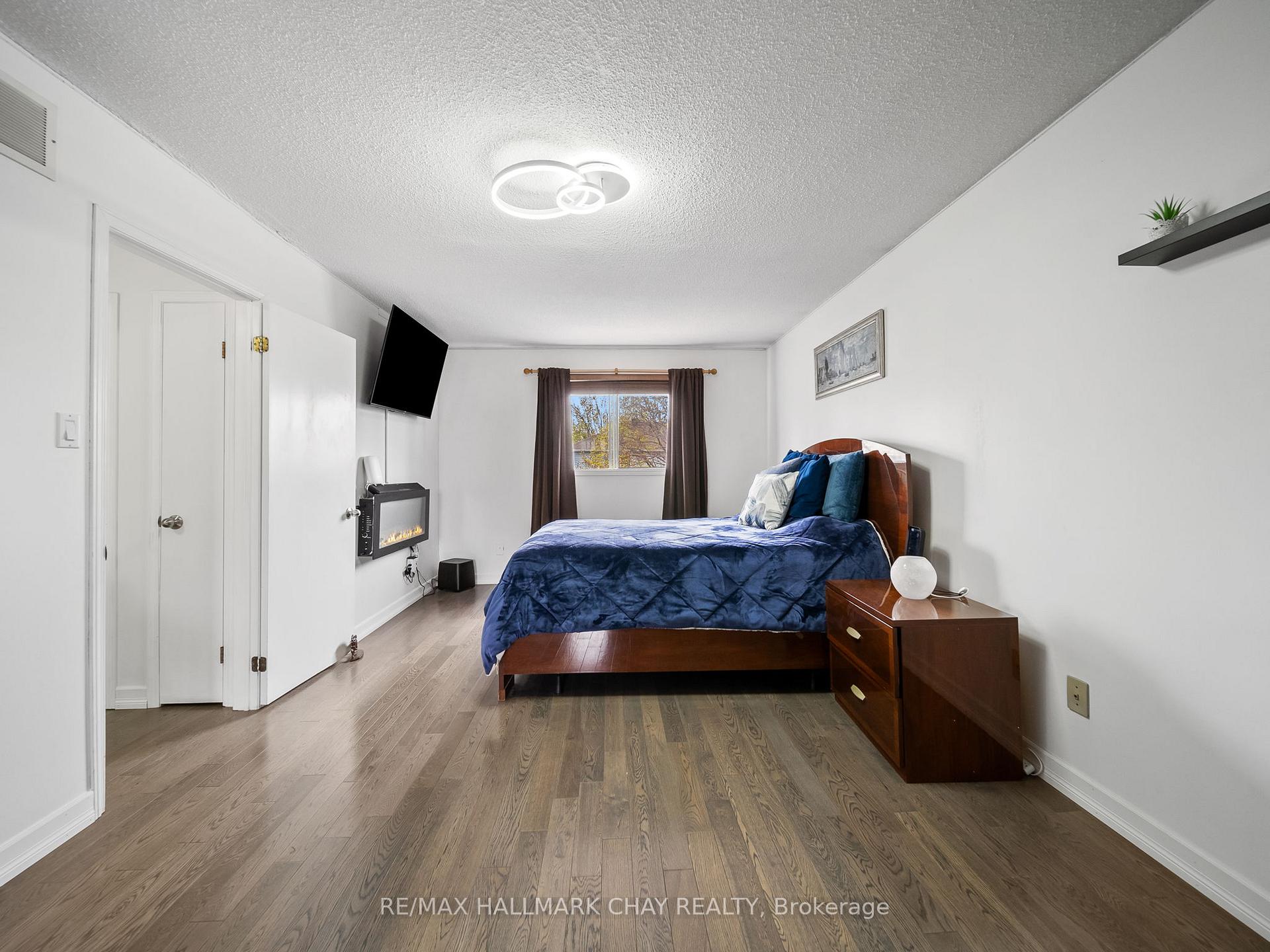 Photo 25 of 51 Shakespeare Crescent, Barrie, Letitia Heights — HOMEH
