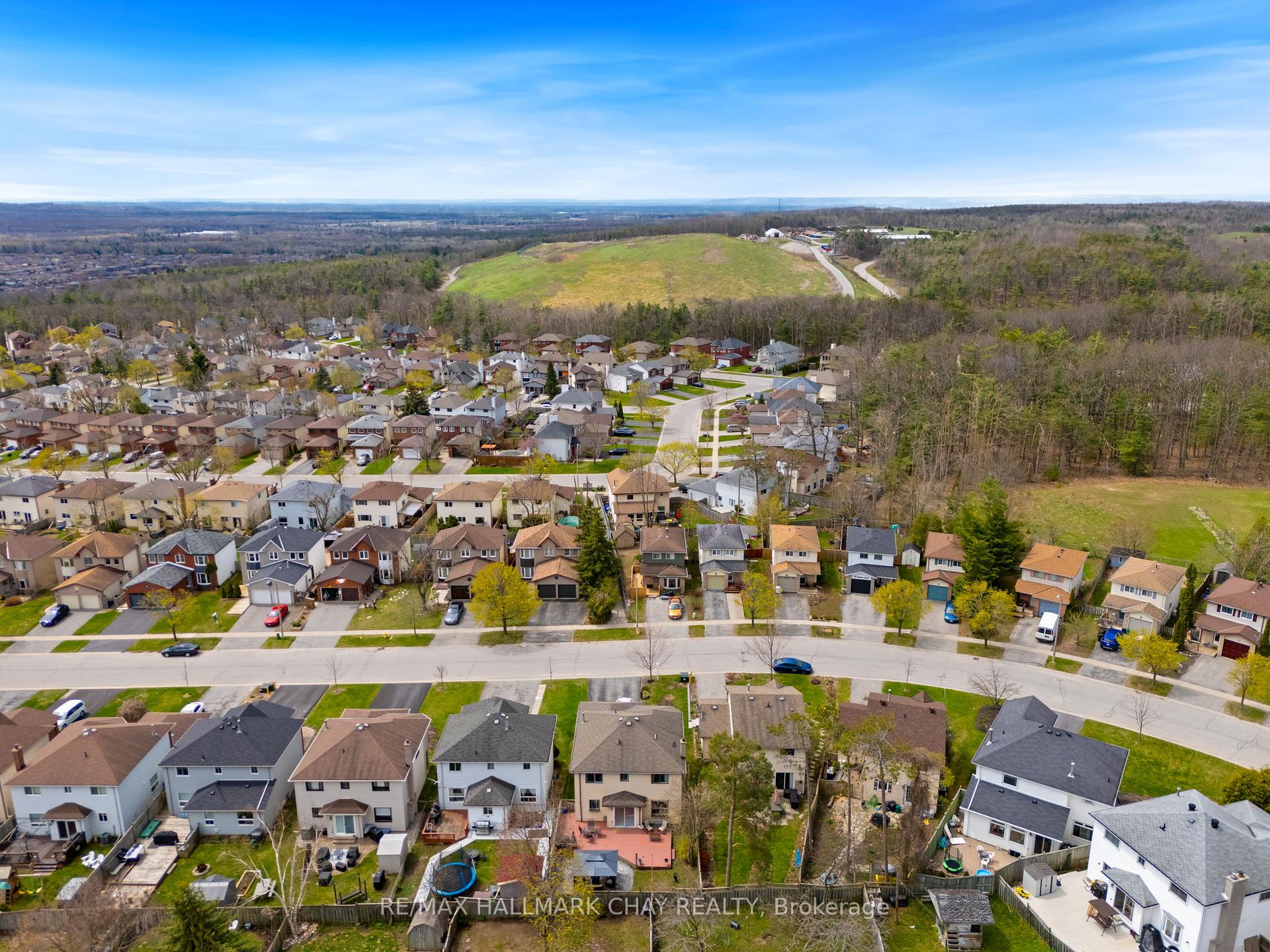 Photo 47 of 51 Shakespeare Crescent, Barrie, Letitia Heights — HOMEH