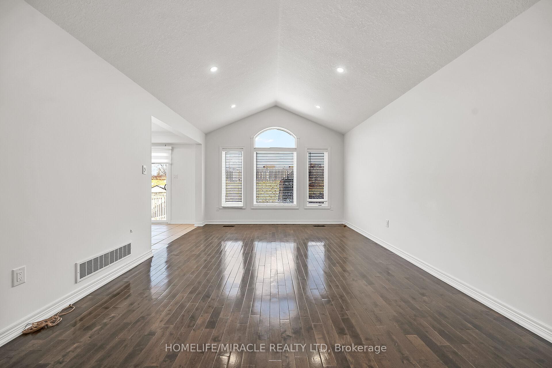 Photo 5 of 226 Spring valley Crescent E, Hamilton, Kernighan — HOMEH