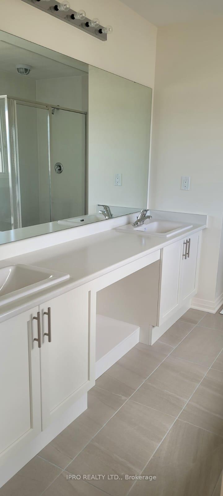 Photo 4 of 23 Clipper Ln, Clarington, Bowmanville — HOMEH