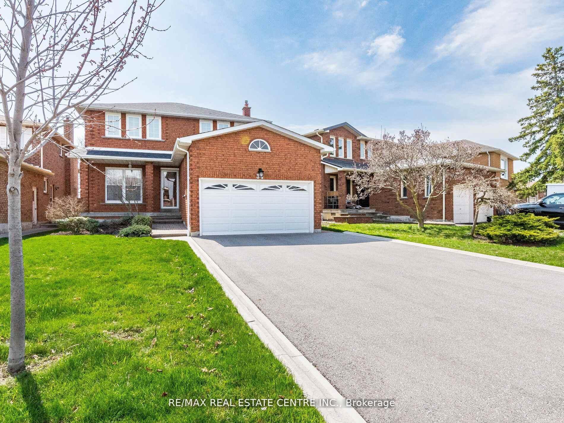 Photo 13 of 34 Inverary Drive, Brampton, Fletcher's Creek South — HOMEH