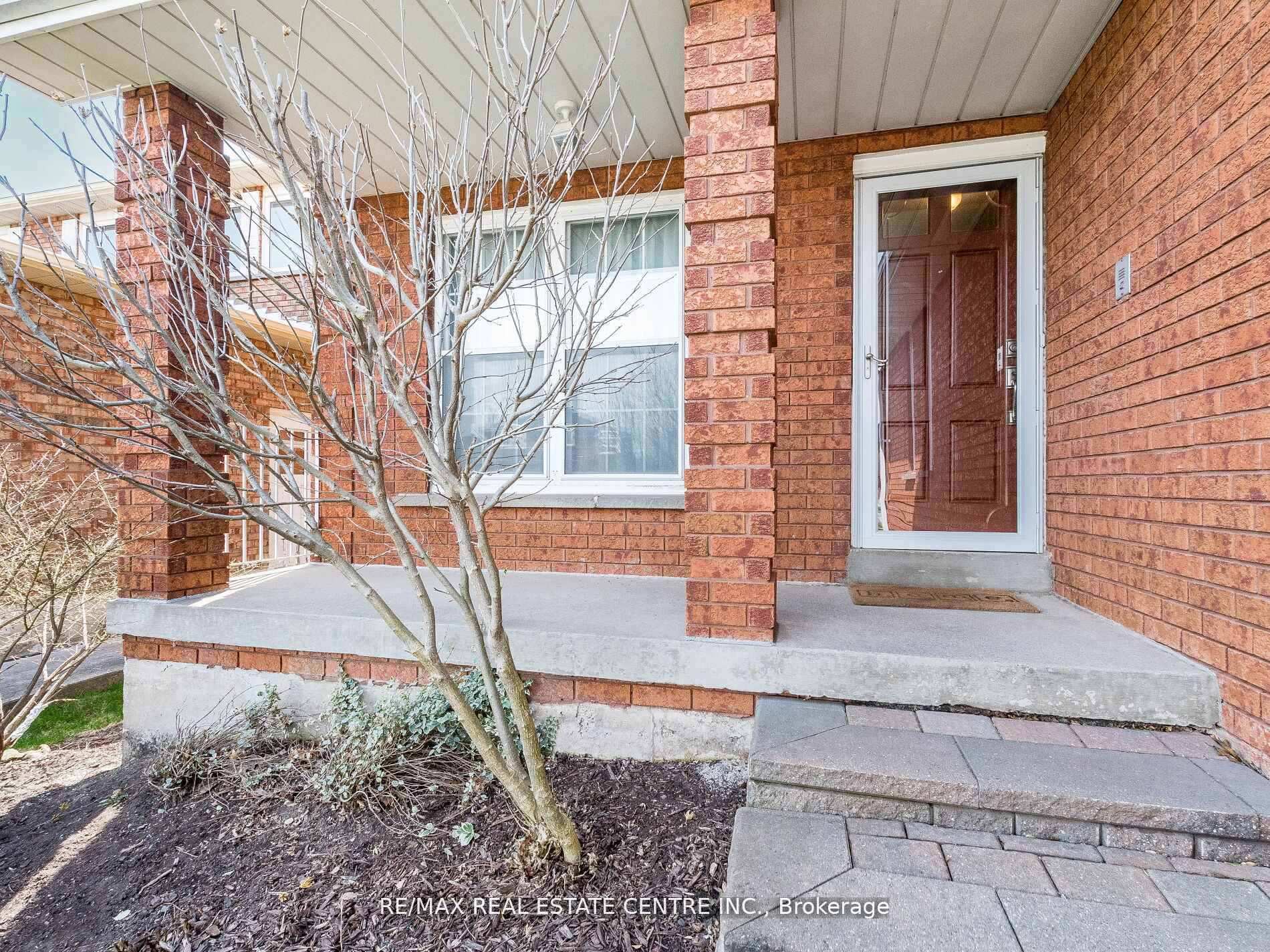 Photo 4 of 34 Inverary Drive, Brampton, Fletcher's Creek South — HOMEH