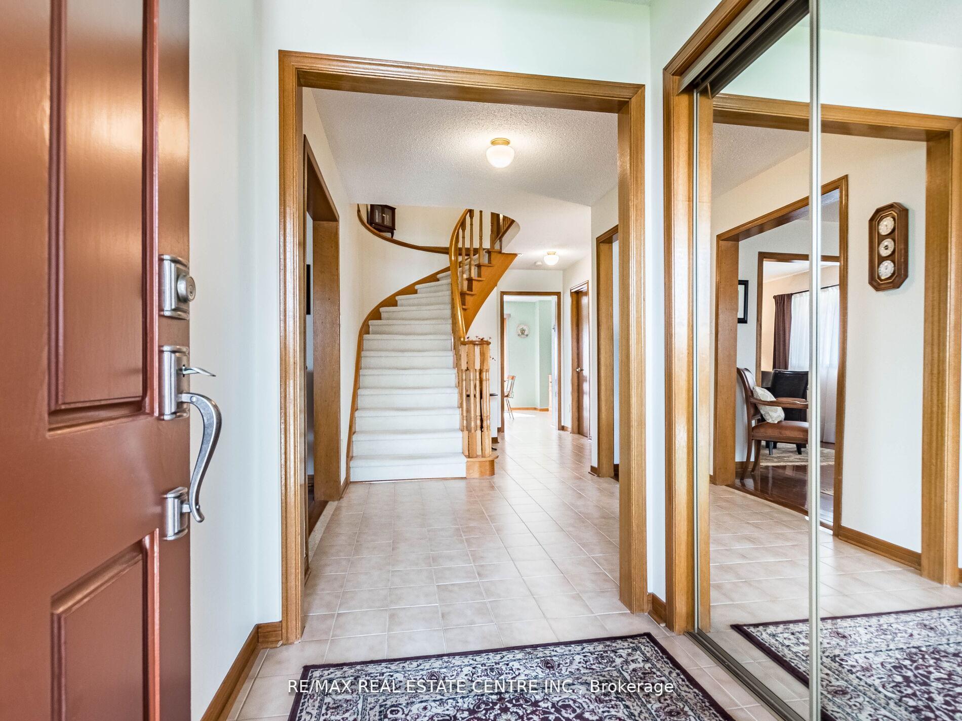 Photo 3 of 34 Inverary Drive, Brampton, Fletcher's Creek South — HOMEH