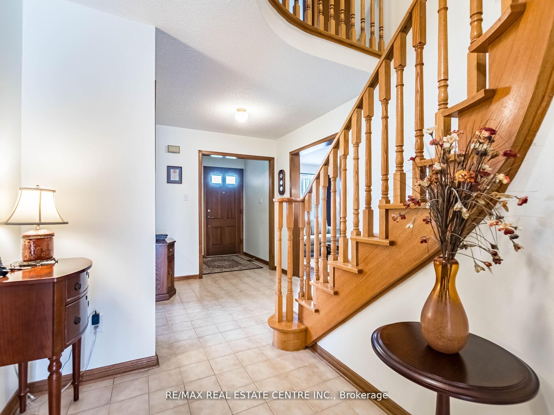 Photo 6 of 34 Inverary Drive, Brampton, Fletcher's Creek South — HOMEH