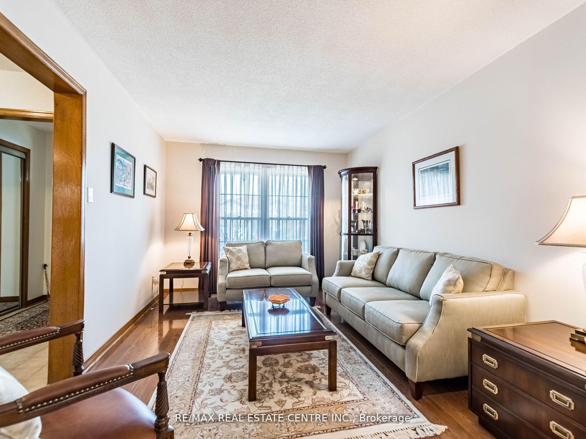 Photo 5 of 34 Inverary Drive, Brampton, Fletcher's Creek South — HOMEH