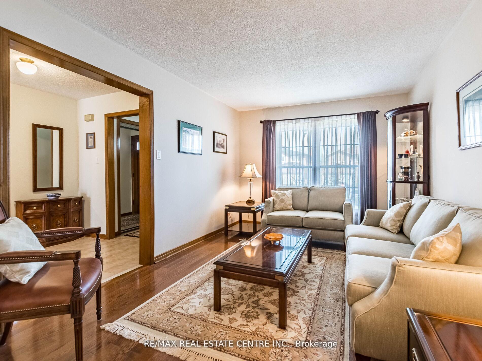 Photo 8 of 34 Inverary Drive, Brampton, Fletcher's Creek South — HOMEH
